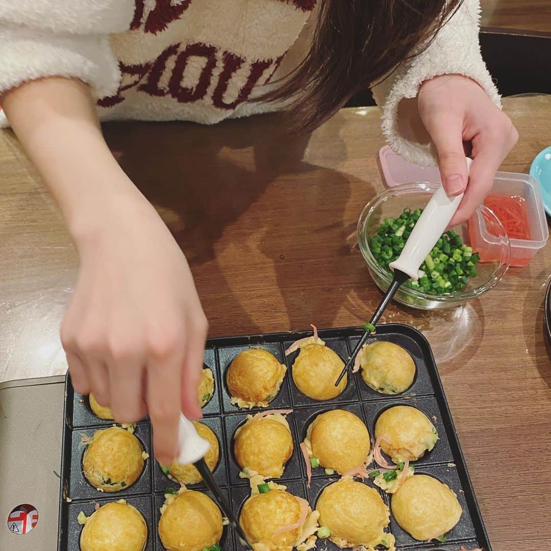 畑野ひろ子のインスタグラム：「週末は、長女のたこ焼き作り😊 お友達から教えてもらった、イワタニさんのたこ焼き器🐙 私もやってみたけど、ひっくり返すの思ったより難しいですね😅手際良くクルクル焼くたこ焼き屋さんは、凄い！と改めて感じました😆 今度は、これで、ベビーカステラに挑戦したい✊」