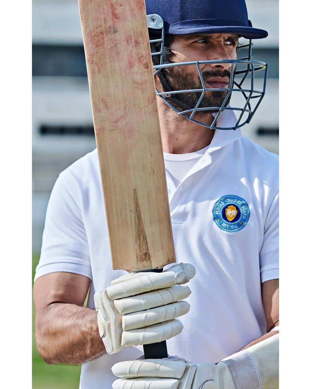 シャーヒド・カプールのインスタグラム：「JERSEY releasing in theatres this DIWALI 5th November 2021.  The triumph of the human spirit. A journey I am so very proud of. This ones for the TEAM ....   @mrunalofficial2016 @gowtamnaidu  @geethaarts  @amanthegill @srivenkateswaracreations @sitharaentertainments」