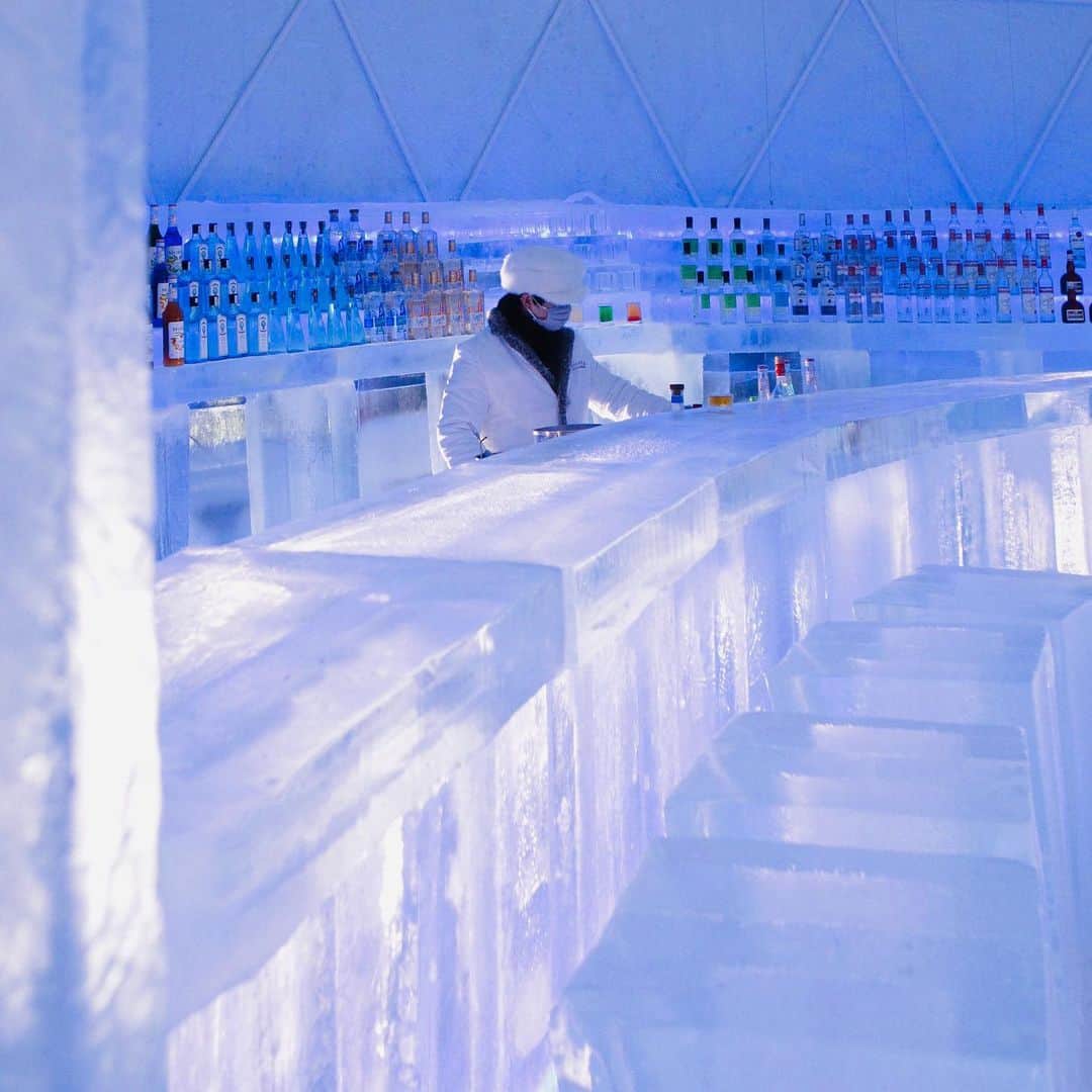 星野リゾート　トマムさんのインスタグラム写真 - (星野リゾート　トマムInstagram)「氷の街「アイスヴィレッジ」の「氷のBar」は、氷のカウンターで50種類以上のお酒を楽しめる本格的なバー。オリジナルのクラフトジンもご用意しています。幻想的な景色を眺めながら透き通った氷のグラスでとっておきの一杯を。  #HoshinoResorts #星野リゾート #tomamu #hoshinoresortstomamu #星野リゾートトマム #トマム #risonaretomamu #リゾナーレトマム #risonare #リゾナーレ #北海道旅行 #星野集團 #Hokkaidotrip #アイスヴィレッジ #icevillage」1月17日 15時04分 - hoshinoresorts_tomamu