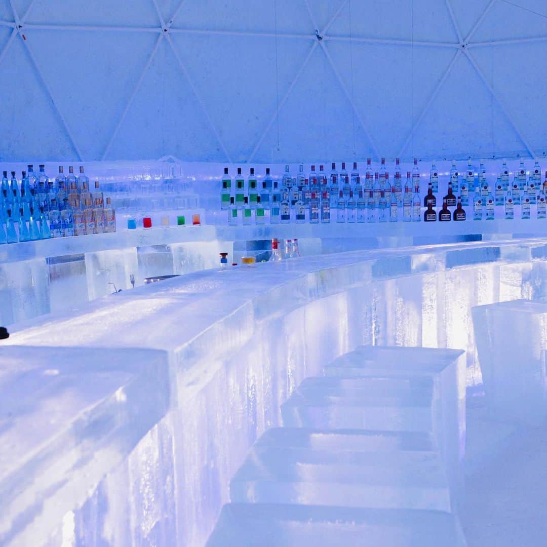 星野リゾート　トマムさんのインスタグラム写真 - (星野リゾート　トマムInstagram)「氷の街「アイスヴィレッジ」の「氷のBar」は、氷のカウンターで50種類以上のお酒を楽しめる本格的なバー。オリジナルのクラフトジンもご用意しています。幻想的な景色を眺めながら透き通った氷のグラスでとっておきの一杯を。  #HoshinoResorts #星野リゾート #tomamu #hoshinoresortstomamu #星野リゾートトマム #トマム #risonaretomamu #リゾナーレトマム #risonare #リゾナーレ #北海道旅行 #星野集團 #Hokkaidotrip #アイスヴィレッジ #icevillage」1月17日 15時04分 - hoshinoresorts_tomamu