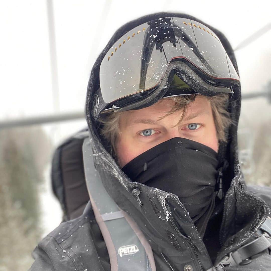 マイケル・グラント・テリーのインスタグラム：「Hey @burton ... need a new model?」