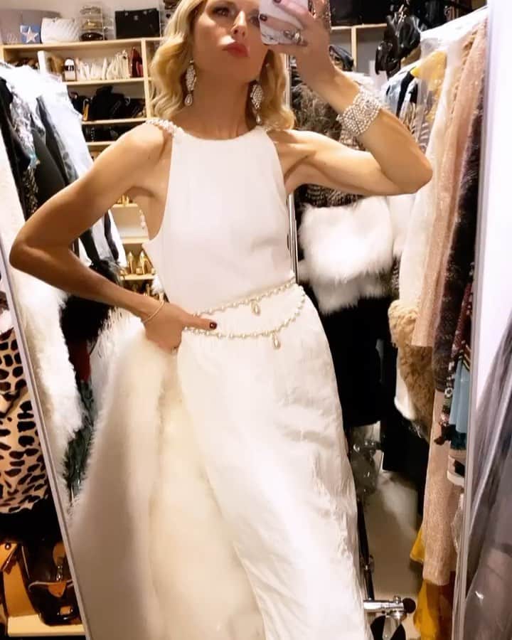 レイチェル・ゾーのインスタグラム：「One of my last nights of #glamour ✨in @chanelofficial almost 1 year ago .. #pearls are always a good idea *style tip...necklace worn as belt 🤍😘XoRZ」