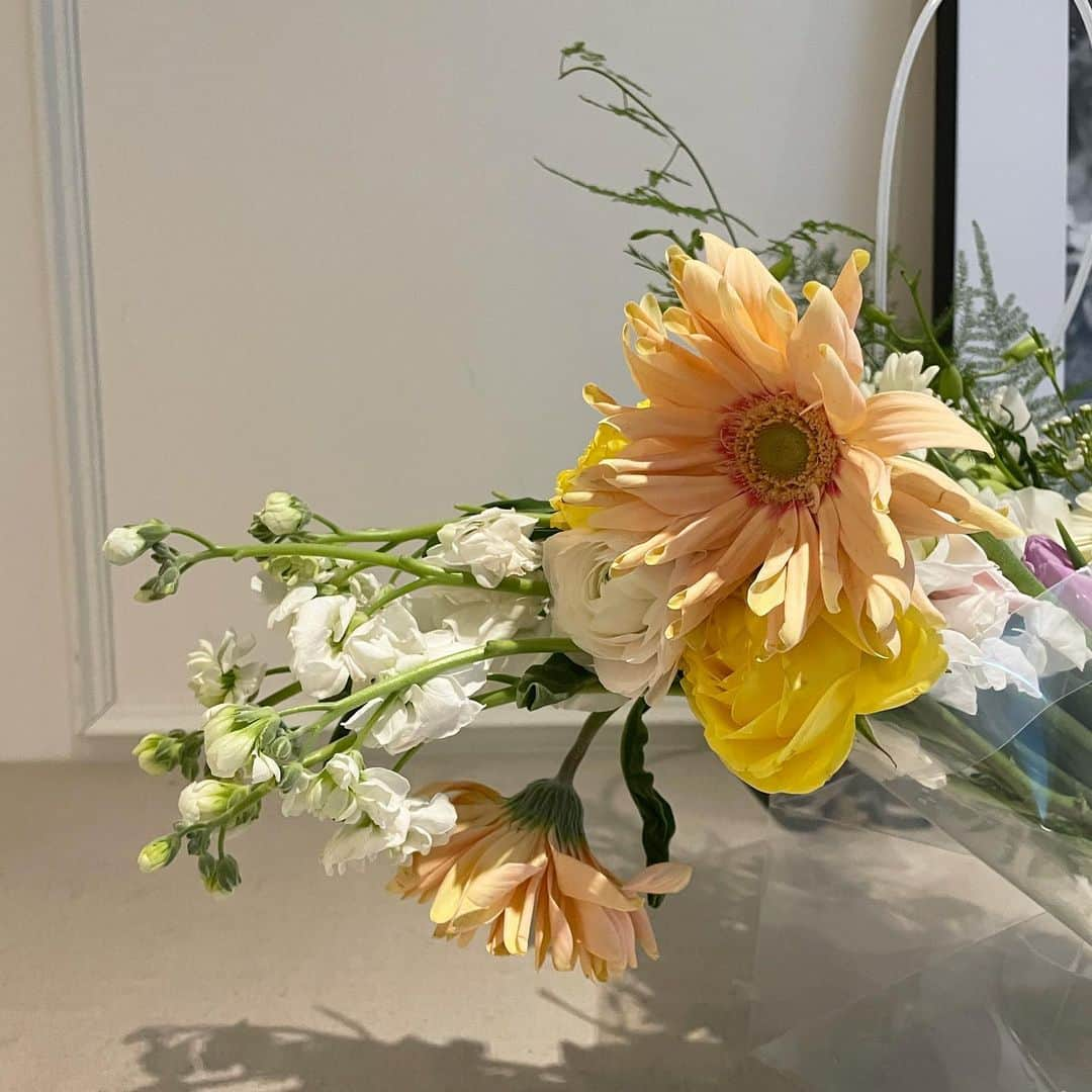 MeJiwooさんのインスタグラム写真 - (MeJiwooInstagram)「촬영장과 신부를 가장 빛나게 해주는 1등공신, 플라워💐. 스튜디오에도 많은 조화 꽃들이 있고, 본식날 부케는 보통 플래너님들이 서비스로 가끔 챙겨주시는 경우도 있지만, 가장 아끼는 헤일리의 센스를 너무나 사랑하는 1등 고객으로써 이거는 찐 내돈내산. 드롭부케와 그 이외에 얼굴 큰 예쁜 꽃들 한송이씩, 청순한 무드를 잘 담아내주어 스튜디오와도 찰떡이였어🥰 본식 부케도 잘 부탁하오✨. 그리고 언니 모습 담아준다구 추운날 주말반납하며 스튜디오 출근하신 마이 임포토, 이른 아침과 저녁늦게 픽업해주며 나의 일거리를 덜어준 센쨩까지~ 너무 사랑하눈거 알쥐~? ᴸᴼᵛᴱ ᵞᴼᵁ ˢᴼ ᴹᵁᶜᴴ♥️」1月17日 15時17分 - mejiwoo103