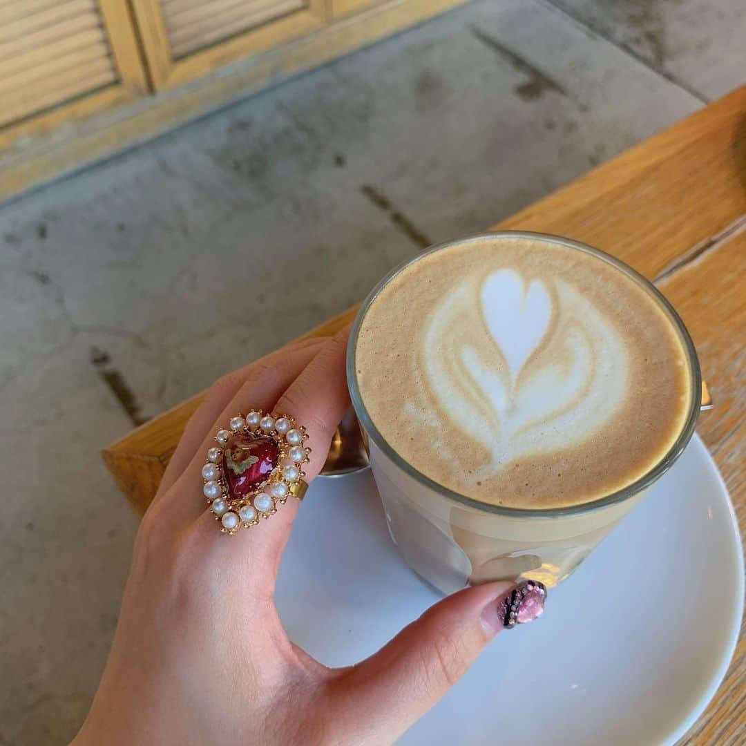 平野友里（ゆり丸）さんのインスタグラム写真 - (平野友里（ゆり丸）Instagram)「☕️  牛乳多めのカフェラテが だいすきでござる(^.^)🍼❤︎  ・ ・ ・ ・  #カフェスタグラム #カフェラテ #インスタ映え #東京カフェ #bills  #ビルズ #ラテ #ラテアート #カフェ巡り #カフェ部 #カフェ好き #ゆり丸カフェ巡り」1月17日 15時14分 - yurimaruchan___