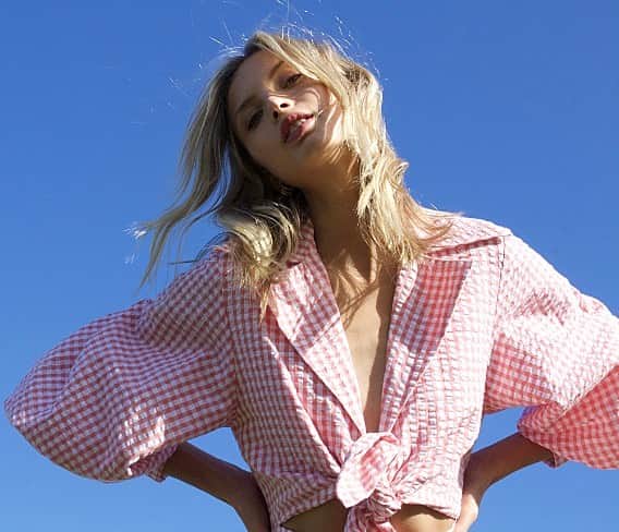 アリスマッコールのインスタグラム：「Blue skies 🕊 #aliceMcCALL」