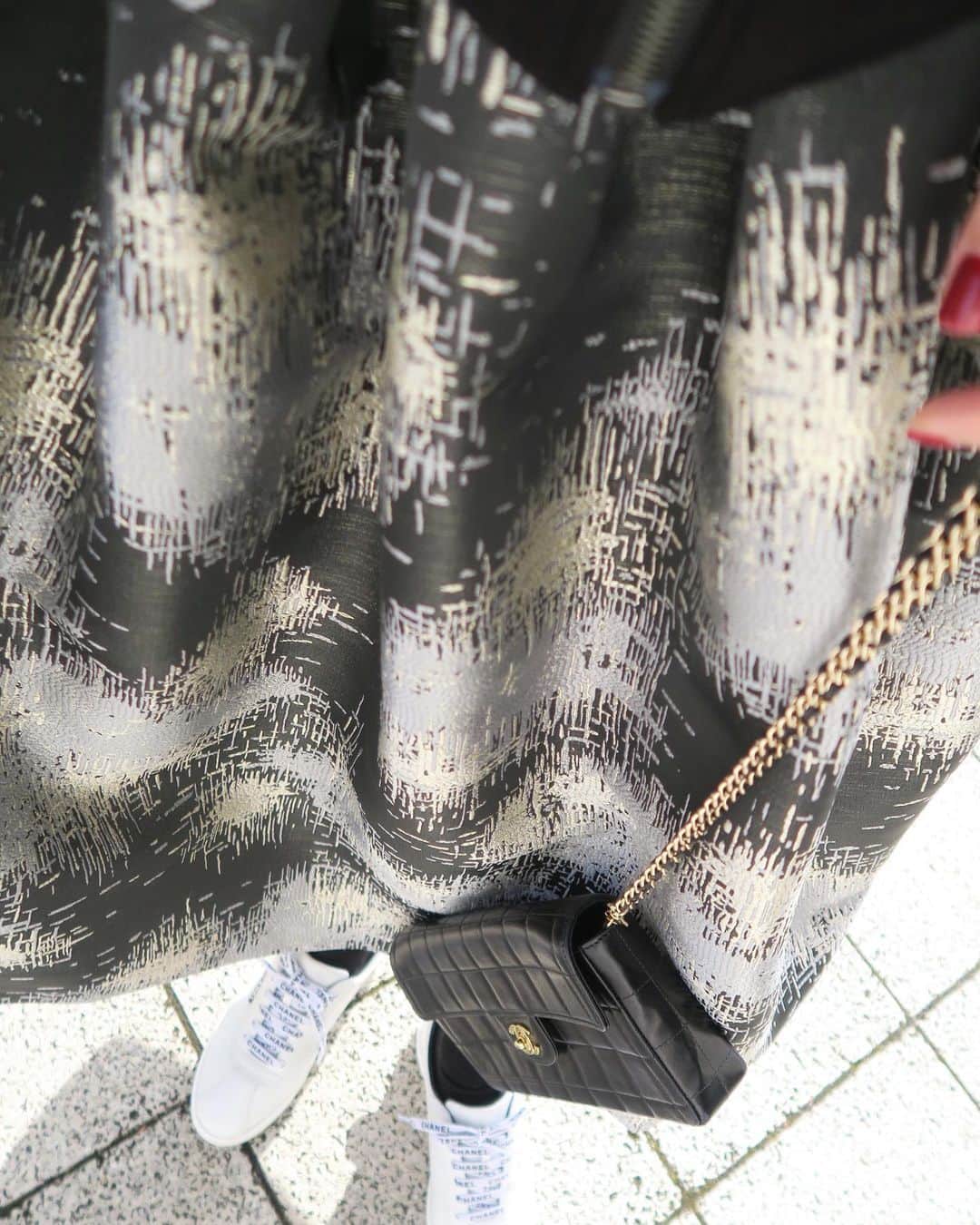Mai Wakimizuのインスタグラム：「お友達から既に沢山オーダーを貰っているジャガードスカート♡私自身どのカラーにするかまだ選びきれてない。笑 とりあえず絶対買いの大人blackを、スニーカーに合わせてカジュアルダウン♡ #wakkinstyle#ootd#coordinate skirt:#linkable @linkable_official(今週21日〜予約販売予定)」