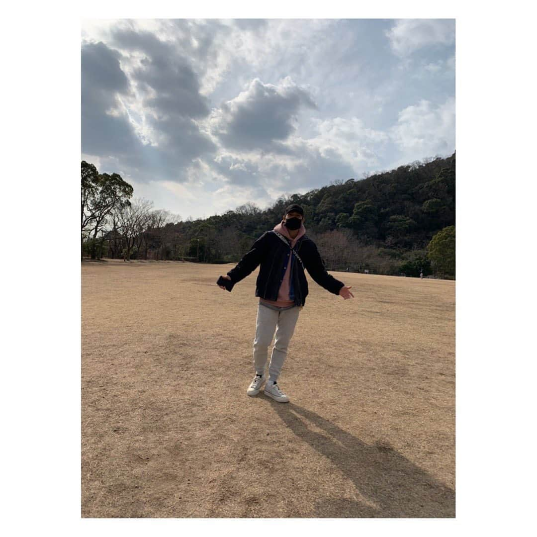 田中順也さんのインスタグラム写真 - (田中順也Instagram)「日曜日の田中家は公園でお散歩😊 @moose.0520 も大喜び！  今日は寒いので、 @kuchidesign のスウェットパンツが大活躍😊 シルエットが綺麗なので、私服に合わせやすくてお気に入り😁 僕はグレーのXLを着用しています！ 是非ともお揃いコーデしましょう！  #kuchidesign #クチデザイン #スウェットパンツ」1月17日 15時31分 - junyatanaka18