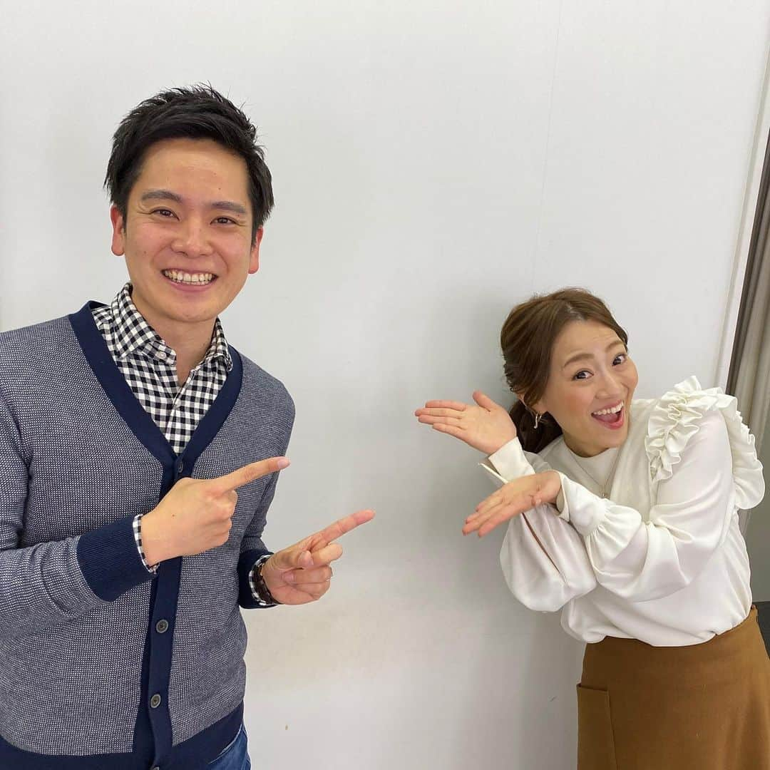 永見佳織さんのインスタグラム写真 - (永見佳織Instagram)「同僚であり、親友であり、戦友。 この方 @kunpei_ito との付き合いも かれこれ10年以上になりました。  先週金曜日の『まるごと』は久々隣に座っての仕事。 意外に並んで仕事を…ということが少なく 貴重な時間でした。  真面目で勉強家で細かい気遣い… 細かすぎる気遣い…w 細か細かすぎる配慮…ww  あったかい人柄の彼から学ぶことは 本当にたくさんあります。 そんな彼に 『最近ながみちゃん涙腺が壊れてるね。蛇口🚰でも、分かる』 と言われました。 なんだかんだ最後に寄り添う優しい言葉を置いていった彼。 もしかすると【あざとい系男子】かもしれません🗽 何はともあれこれからも宜しくお願いします。  ちなみに今日は @yuna_usui とDスポです。 #まるごと #daiichitv #伊藤アナ #ポーチ男子 #パパアナウンサー  #熱血 #福岡男児 #意識高い系 #愛され男子 #あざとい系男子 #dスポ #伊藤薫平 #臼井佑奈 #ふぁいと」1月17日 15時32分 - kaori.nagami