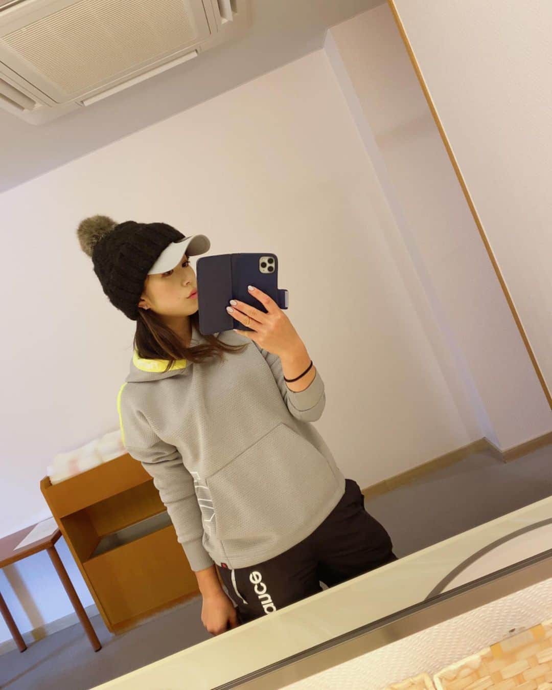 青木茉里奈のインスタグラム：「⛳️ 🍂 寒さ対策ばっちり😘 これからきっと、もっと寒くなりますね。皆様体調など崩されない様、お気をつけて下さい🙏🏻✨ _ _ _ _ _ _ _ _ _ _ _ _ _ _ _ _ _ _ _ _ _ _ _ _ _ _ _ _ #golf #磯子カンツリークラブ」