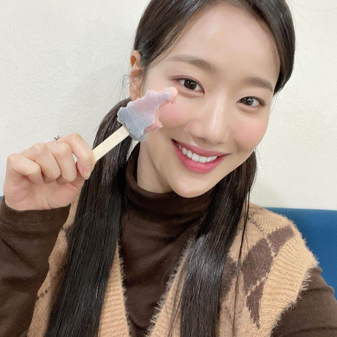 Aprilさんのインスタグラム写真 - (AprilInstagram)「[#나은] 오늘은 아기곰돌이 나은이🧸 잠시 후 3시 50분 낭니가요에서 만나요🤎  #APRIL #에이프릴 #이나은  #SBS #인기가요 #낭니가요」1月17日 15時35分 - official.april