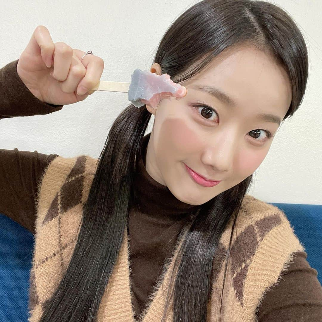 Aprilさんのインスタグラム写真 - (AprilInstagram)「[#나은] 오늘은 아기곰돌이 나은이🧸 잠시 후 3시 50분 낭니가요에서 만나요🤎  #APRIL #에이프릴 #이나은  #SBS #인기가요 #낭니가요」1月17日 15時35分 - official.april