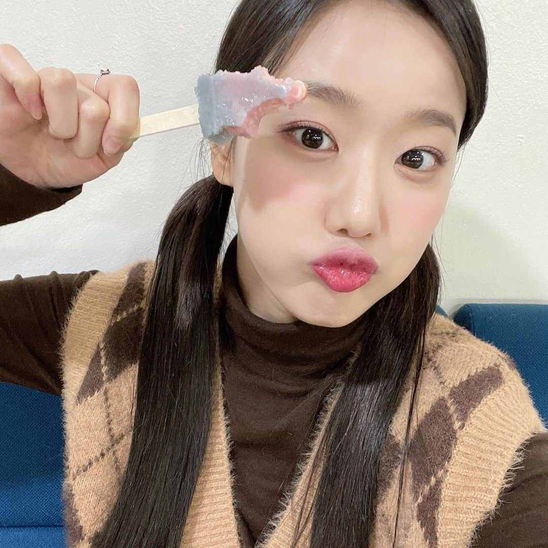 Aprilのインスタグラム：「[#나은] 오늘은 아기곰돌이 나은이🧸 잠시 후 3시 50분 낭니가요에서 만나요🤎  #APRIL #에이프릴 #이나은  #SBS #인기가요 #낭니가요」