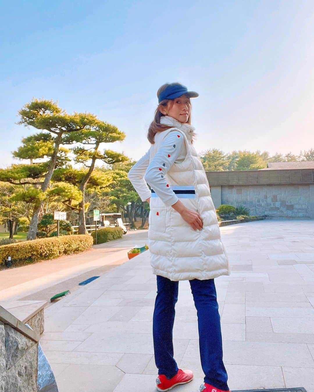 森下千里のインスタグラム：「ゴルフ、やってないの？ と聞かれるのですが、 びっくりするほど、やってませんでした⛳️  が、 ちょっーーーとずつやるようになってます。  ちょっと前になりますが、宮崎にも参りました。 わたしが初めてゴルフクラブを握った フェニックスカントリークラブ。 関西テレビの「しんゴル」のゲストで、 片山晋呉プロにクラブの握り方を教えていただきました。 どれほど贅沢なことだったのか、 今になって、よくわかります。  久しぶりの宮崎はとっても暖かくて、 感激でした。  ちなみに、着てるのは、 ノースリーブのダウンワンピース、 わたしはロングのジレみたいに使ってます。 下をパンツにすると脱げるから 宮崎のように 朝寒くて、昼暖かい時にも最高です！ 極寒の東京ではワンピースで使ってます。  最近は、 コロナ禍でゴルフ人口も増えたとか？  やっぱり一生できるゴルフ⛳️は最高ですね❤️ . . . #ゴルフ #冬のゴルフ #宮崎 #フェニックスカントリークラブ」