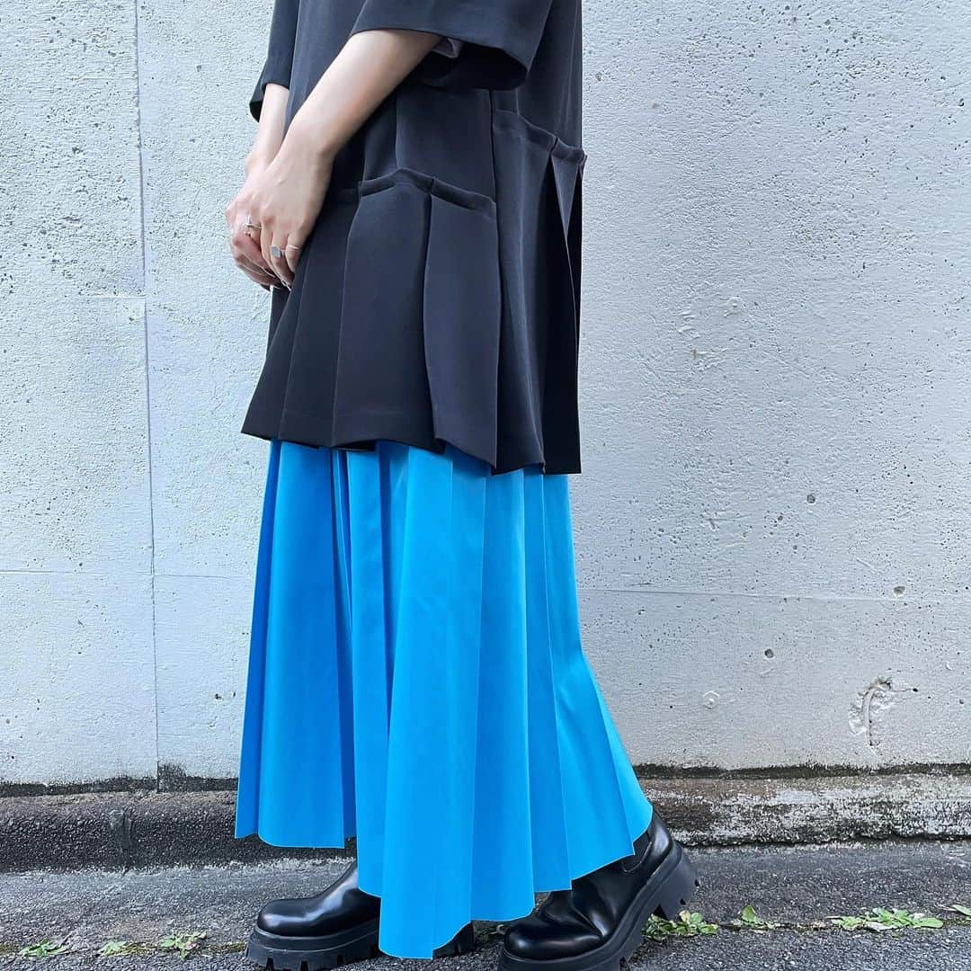 MIDWEST TOKYO WOMENさんのインスタグラム写真 - (MIDWEST TOKYO WOMENInstagram)「@enfold_official  TOPS:PEツイル プリーツPO SKIRT:ベビーツイルハードプリーツSK . オチ感のあるトップスはヒップ周りもカバーしてくれる優秀トップス。 ハリのある素材とビビットなカラーが目を引くスカートに合わせてゆるいシルエットがおすすめです！ . #enfold #enföld #プリーツスカート #プリーツスカートコーデ #エンフォルド #midwest_official #ミッドウェスト #21ss」1月17日 15時48分 - midwest_tw