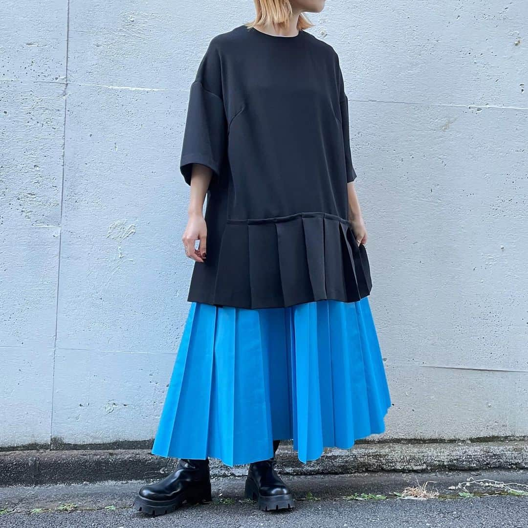 MIDWEST TOKYO WOMENさんのインスタグラム写真 - (MIDWEST TOKYO WOMENInstagram)「@enfold_official  TOPS:PEツイル プリーツPO SKIRT:ベビーツイルハードプリーツSK . オチ感のあるトップスはヒップ周りもカバーしてくれる優秀トップス。 ハリのある素材とビビットなカラーが目を引くスカートに合わせてゆるいシルエットがおすすめです！ . #enfold #enföld #プリーツスカート #プリーツスカートコーデ #エンフォルド #midwest_official #ミッドウェスト #21ss」1月17日 15時48分 - midwest_tw