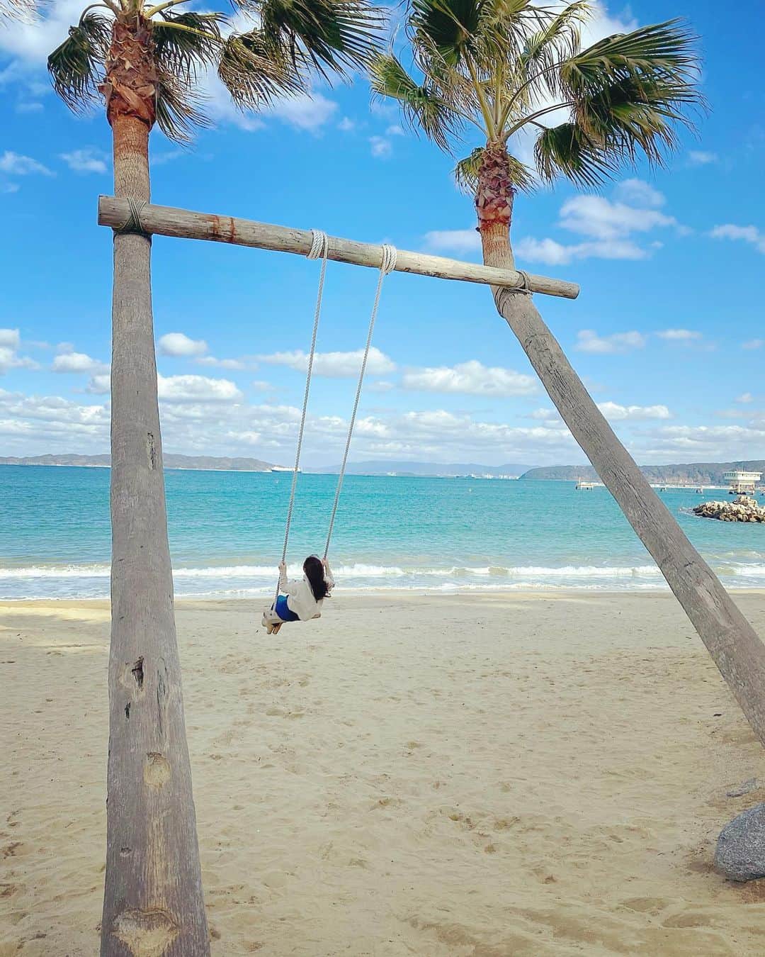 のインスタグラム：「あーれー🥴🏝 飛んでいきそう🤣🤣 めちゃ海に近くて 最高のブランコ🏖 やっぱり海は 癒してくれますね🌺😌✨  パワー注入⭐️  #ヤシの木ブランコ  #love #糸島」