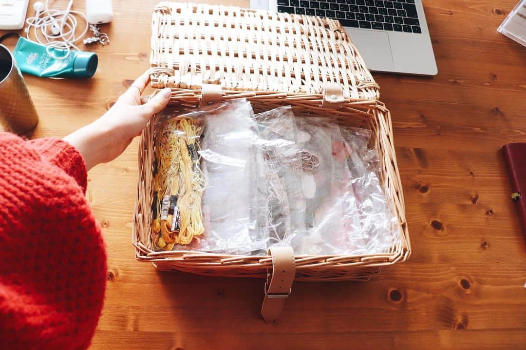 handmade shopさんのインスタグラム写真 - (handmade shopInstagram)「刺繍糸の収納🧵﻿ ﻿ 「刺繍糸の収納はどうされていますか？」﻿ とご質問をいただきました。﻿ ﻿ 私はカゴに収納しています﻿ （中身は2枚目）﻿ ﻿ 中は色別で糸を分けて﻿ 透明の袋に入れています。﻿ 赤系、青系、黒系、紫系、など、、、﻿ ﻿ 作品を作るときは色を重視して作っているので﻿ メーカーは特に気にせずごちゃ混ぜ﻿ ﻿ 色を分けておけば、﻿ 糸を元のところにしまう時も﻿ すぐに見つけられて簡単です💡﻿ ﻿ この形になるまでは﻿ 刺繍糸を三つ編みにして収納したり﻿ 糸巻きに巻いてプラスチックケースに﻿ 収納したり、いろんなのを試しました。﻿ ﻿ 三つ編みは使った後の余った糸を﻿ どうしていいかわからず、﻿ 糸巻きは糸巻きの形が好きじゃなくて断念﻿ （意味不明な理由ですよね）﻿ ﻿ 無印のクリアケース(引き出し)に﻿ 収納するのもいいなぁと﻿ 思ったことがありますが、﻿ ﻿ 物を増やしたくない、﻿ 引き出しはかさばる、﻿ 部屋のインテリアに合わない﻿ ことから諦めました。﻿ ﻿ どんなに機能が良くても﻿ インテリア（収納）は結構見た目重視派です。﻿ ﻿ 仕事道具だからこそ﻿ テンションの上がるものを使いたい﻿ ﻿ カゴは見た目も可愛いし﻿ インテリアにも馴染むしでお気に入りです🌼﻿ (カゴは3年前のナチュラルキッチン)﻿ ﻿ 糸収納の詳しい説明は﻿ YouTubeの動画にもアップしています﻿ （3枚目の写真）﻿ 🔎「eriyamazato 刺繍糸」で検索して﻿ 一番上に出てくる動画です。﻿ ﻿ ーーーーーーーー﻿ ■ビーズ刺繍チャンネル＠eriyamazato﻿ ■コンサルチャンネル＠えりチャンネル﻿ ■ハンドメイドコンサルLINE＠で﻿ 無料相談受け付けてます﻿ @ 331ocxwm﻿ ーーーーーーーー  #丁寧な暮らし #丁寧な暮らしに憧れる #ていねいな暮らし #刺繍作家 #刺繍糸収納」1月17日 15時49分 - eriyamazato
