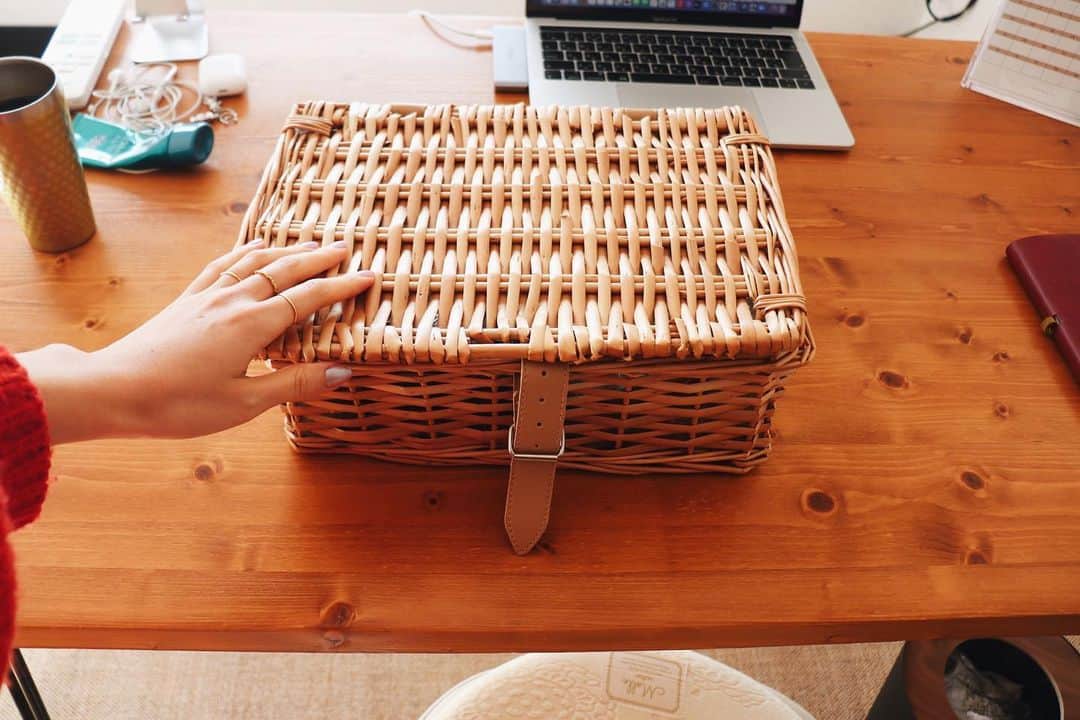 handmade shopさんのインスタグラム写真 - (handmade shopInstagram)「刺繍糸の収納🧵﻿ ﻿ 「刺繍糸の収納はどうされていますか？」﻿ とご質問をいただきました。﻿ ﻿ 私はカゴに収納しています﻿ （中身は2枚目）﻿ ﻿ 中は色別で糸を分けて﻿ 透明の袋に入れています。﻿ 赤系、青系、黒系、紫系、など、、、﻿ ﻿ 作品を作るときは色を重視して作っているので﻿ メーカーは特に気にせずごちゃ混ぜ﻿ ﻿ 色を分けておけば、﻿ 糸を元のところにしまう時も﻿ すぐに見つけられて簡単です💡﻿ ﻿ この形になるまでは﻿ 刺繍糸を三つ編みにして収納したり﻿ 糸巻きに巻いてプラスチックケースに﻿ 収納したり、いろんなのを試しました。﻿ ﻿ 三つ編みは使った後の余った糸を﻿ どうしていいかわからず、﻿ 糸巻きは糸巻きの形が好きじゃなくて断念﻿ （意味不明な理由ですよね）﻿ ﻿ 無印のクリアケース(引き出し)に﻿ 収納するのもいいなぁと﻿ 思ったことがありますが、﻿ ﻿ 物を増やしたくない、﻿ 引き出しはかさばる、﻿ 部屋のインテリアに合わない﻿ ことから諦めました。﻿ ﻿ どんなに機能が良くても﻿ インテリア（収納）は結構見た目重視派です。﻿ ﻿ 仕事道具だからこそ﻿ テンションの上がるものを使いたい﻿ ﻿ カゴは見た目も可愛いし﻿ インテリアにも馴染むしでお気に入りです🌼﻿ (カゴは3年前のナチュラルキッチン)﻿ ﻿ 糸収納の詳しい説明は﻿ YouTubeの動画にもアップしています﻿ （3枚目の写真）﻿ 🔎「eriyamazato 刺繍糸」で検索して﻿ 一番上に出てくる動画です。﻿ ﻿ ーーーーーーーー﻿ ■ビーズ刺繍チャンネル＠eriyamazato﻿ ■コンサルチャンネル＠えりチャンネル﻿ ■ハンドメイドコンサルLINE＠で﻿ 無料相談受け付けてます﻿ @ 331ocxwm﻿ ーーーーーーーー  #丁寧な暮らし #丁寧な暮らしに憧れる #ていねいな暮らし #刺繍作家 #刺繍糸収納」1月17日 15時49分 - eriyamazato