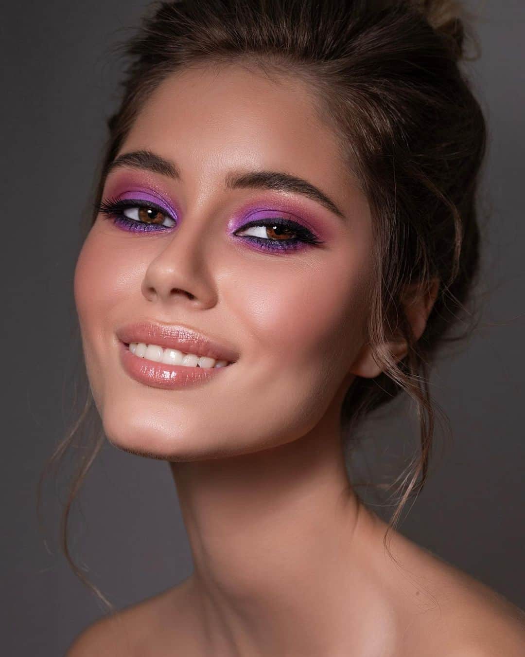 さんのインスタグラム写真 - (Instagram)「После заката 🌅 Тени #MACEyeShadow — Power To The Purple, Cherry Topped и Stars ‘N’ Rockets окрашивают макияж глаз в цвета заходящего солнца. А подводка Brushstroke 24-Hour Liner — Brushblack добавляет образу выразительности. ⠀ MUA: @chaika_beauty Model: @lidiaivva Photo: @yanakasukhina Hair: @chaika_beauty ⠀ #MACCosmeticsRussia」1月17日 16時00分 - maccosmeticsrussia