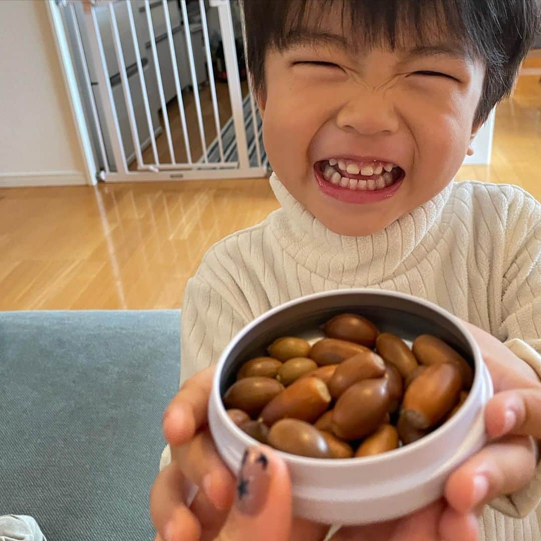 氷浦紫さんのインスタグラム写真 - (氷浦紫Instagram)「『三時ですよぉ〜どんぐりのおやつでし』 って持ってきてくれた。 パパはうっかり食べそうになってた。  #どんぐり大好き#2歳11ヶ月男の子 #子育てぐらむ #familyphoto #日常こそ宝物」1月17日 16時00分 - yukalihiula