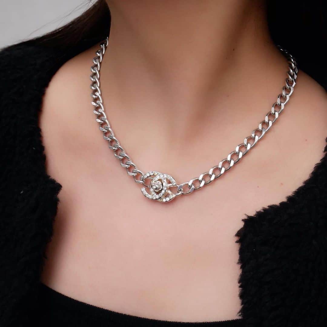 Vintage Brand Boutique AMOREさんのインスタグラム写真 - (Vintage Brand Boutique AMOREInstagram)「Vintage Chanel rhinestone turn lock necklace from 1999✨  Available Online For Purchase Search Code:AO28405   Free Shipping Worldwide 📩DM for more info and pricing  ➡️info@amorevintagetokyo.com  #vintagechanel #chanelaccessories #chanelstyle #chanelnecklace #amoretokyo」1月17日 16時01分 - amore_tokyo