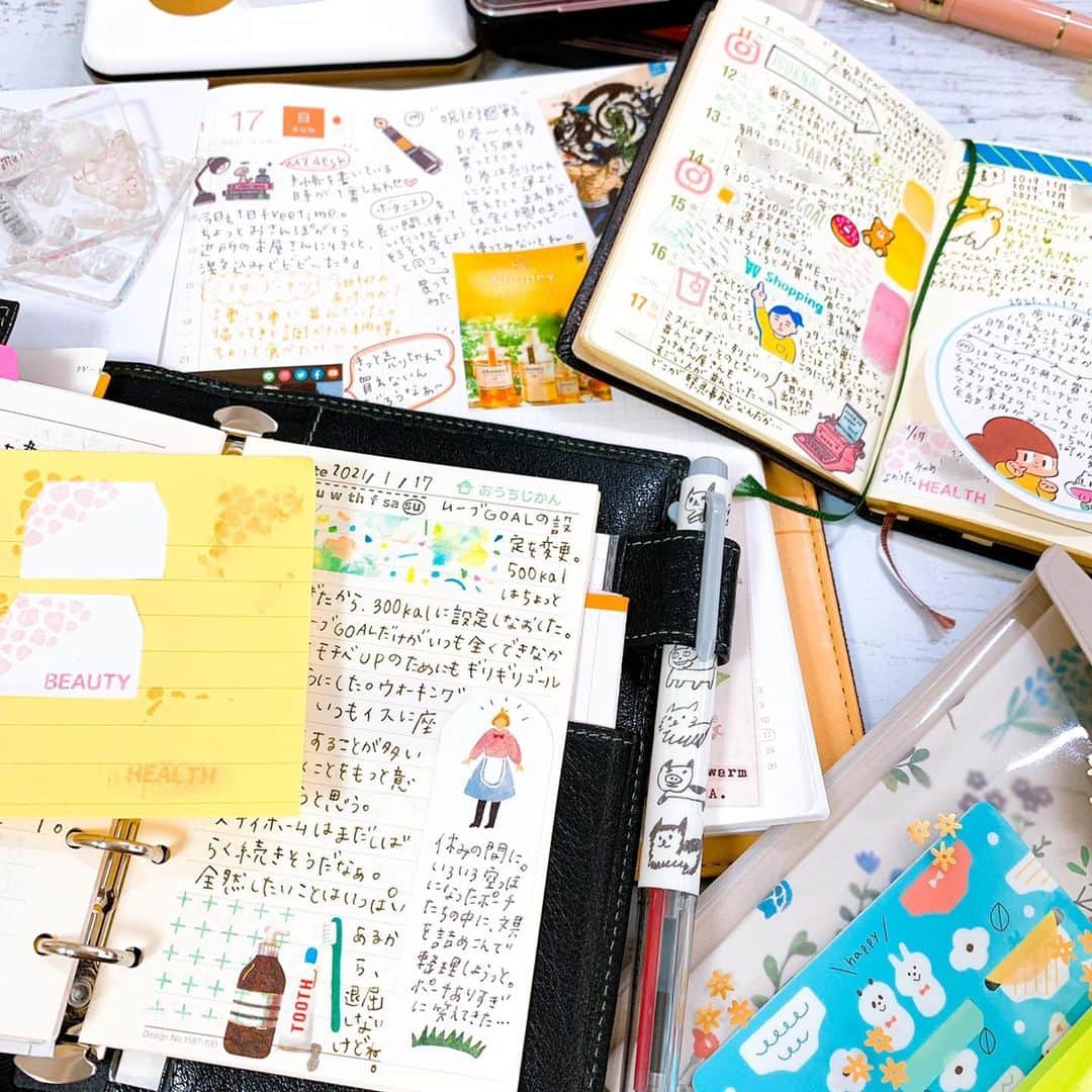 しあわせはんこさんのインスタグラム写真 - (しあわせはんこInstagram)「いっぱい書いてる週末の手帳。 あっという間に机が散乱。  文具女子博オンラインで お買い物したし、なんか嬉しい❤️ ・ ・ 今年の3月開催の 文具女子博プチ大阪では、 こどものかお  さんとコラボを させて頂き、スタンプセットが 出来ました！🥰去年の秋頃から、 チマチマとデザインを考え作りました！ スタンプが届きましたら、 ご紹介していこうと思いますので 是非楽しみにしていて下さい❤️ ・ ・ #手帳タイム #手帳の中身 #ほぼ日手帳カズン  #能率手帳ゴールド小型  #アシュフォードライフオーガナイザー #手帳好き #システム手帳」1月17日 15時56分 - siawasehanko