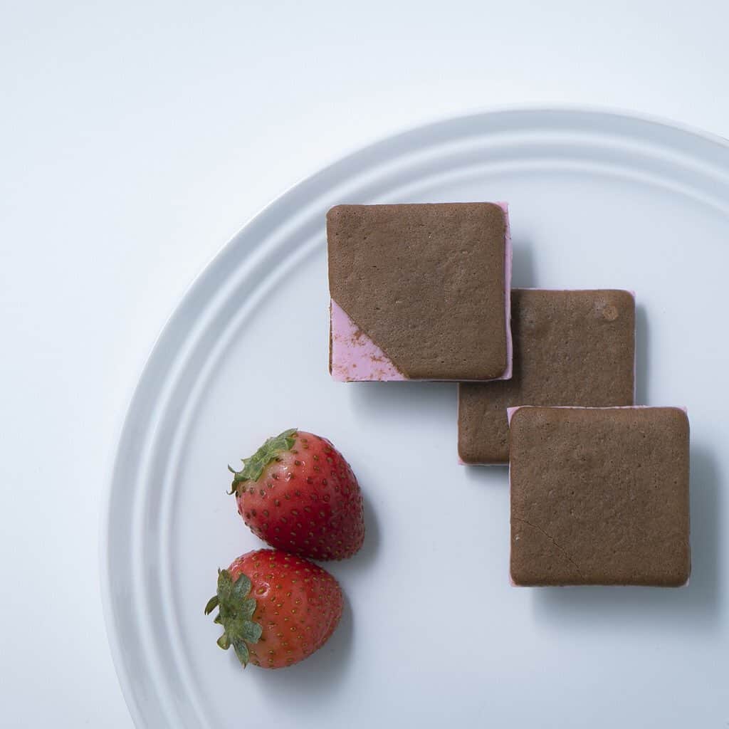 Cake.jpさんのインスタグラム写真 - (Cake.jpInstagram)「【栃木産スカイベリー使用！】三ッ星いちごのラングドシャ 10枚入🍓✨  栃木県が生んだ高級いちごのスカイベリーを使用した、どんなシーンにもおすすめの苺スイーツ❣️サクサク食感のクッキーと、甘酸っぱいチョコレートのお菓子になっています😊🍓  ～三ッ星いちごのラングドシャのこだわり～ ・ココアとコーヒー入れた、ほろ苦い、サクサクなクッキー ・栃木県産のスカイベリーとマスカルポーネチーズ入りのザクっと食感のチョコレート ・ティラミスケーキのほろ苦さと、スカイベリーの甘酸っぱさ ・栃木県産のスカイベリーの美味しさを届けるために  ぜひお試しください💕 ＝＝＝＝＝＝＝＝＝＝＝ この投稿をtap→商品を見る、又はプロフィールのショップを見るからご購入頂けます🧁 ＊＊＊＊＊＊＊＊＊＊＊＊＊＊＊＊＊＊＊＊＊＊＊＊＊＊ ⁠ ⁠⁠⁠⁠⁠⁠⁠⁠⁠⁠⁠⁠⁠⁠⁠⁠Cake.jpでは、皆さんからシェアされた⁣⠀⁠⁠⁠⁠⁠⁠⁠ ⁠ 素敵なお祝いのコンテストをおこなっています⁠🙌⁠ ⁠ ⁠⁠⁠ ⁠ 👇フォトジェアニバーサリー参加方法👇⁠ ⁠ ⁠⁠  Cake.jpのケーキでのお祝いの様子を⁣⠀⁠⁠⁠⁠⁠⁠⁠⁠ ⁠ @iiicakejp #フォトジェアニバーサリー で タグ付けしてシェアするだけ🌈  ご参加を心よりお待ちしております💡 ⁠ ※当アカウントと同様のなりすましアカウントが報告されています。当社とは関係がございませんのでご注意くださいませ※ ＊＊＊＊＊＊＊＊＊＊＊＊＊＊＊＊＊＊＊＊＊＊＊＊＊＊  #美味しいもの好きな人と繋がりたい#おうちスイーツ#お取り寄せスイーツ #お家パーティー#お取り寄せグルメ#甘党#素敵なお祝い#スイーツ好きな人と繋がりたい#食べるの好きな人と繋がりたい#お土産#手土産スイーツ#スイーツ好き#スイーツ部#プレゼント#サプライズ#お菓子#いつもありがとう#かわいいスイーツ#オシャレなスイーツ#おうちカフェ#ご褒美#ご褒美スイーツ#いちご#ラングドシャ#クッキー#お菓子#スカイベリー#かわいいクッキー」1月17日 16時09分 - cakejp_official
