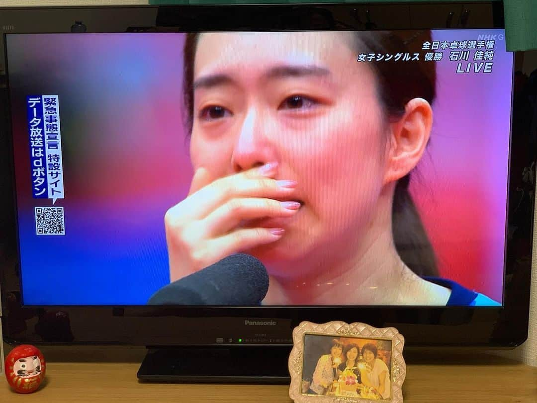 平野 早矢香さんのインスタグラム写真 - (平野 早矢香Instagram)「これぞスポーツ！これが卓球の素晴らしさ✨そして面白さだと感じました🏓 佳純、本当に本当におめでとう👏👏👏 あの粘り強く相手に向かっていく姿勢！本当に感動しました🥺 勝てば勝つほど、ベテランになればなるほど、周りの選手たちから追われる立場になり、身体の変化を感じ、自分の限界はどこなのか考えるようになり、時代の最先端の技術から劣っているのではないかと考えるようになる…それは今まで年齢を重ねた選手がみんな感じることですが、そんな中でも選手は戦っていかなければなりません！ 今日は自宅でロンドンオリンピックを一緒に戦った佳純の試合を愛ちゃんの解説を聴きながらゆっくり観る…そして佳純のスーパープレー、優勝🏆なんだか色々なことを思い出し涙が止まりませんでした😭😭😭 ・ ・ そして石川佳純選手だけではなく、伊藤美誠選手にも大きな拍手を送ってあげてほしいです👏👏👏 準決勝の早田選手との試合、そして決勝と世界ランキング3位の実力を十分に見せつけてくれたと思います‼️プレッシャーがある中、美誠ちゃんらしいプレーが随所で見られました✨毎大会新しい種類のサーブ作り出し、変幻自在の多彩なプレーはもちろんですが、私が感じているもう一つの伊藤美誠選手の強さは、相手を冷静に分析、相手の嫌なところを意識しながらも強い気持ちで迷いなく攻め切るところです✨あの年齢であそこまで相手からの視点を忘れずに戦える選手はいません！ これからもワクワクするような世界に一人しかできない美誠ちゃんのプレーを一ファンとして楽しみにしています‼️‼️‼️ ・ ・ そして男子は及川瑞基選手がマッチポイントを握られたところからの大逆転勝ち✨✨✨昨日の張本選手との一戦では積極的な展開で勝利を呼び込み、今日の決勝では冷静にジワジワと自分の形に引きずり込む試合巧者ぶりを発揮してくれました😄森薗選手にとっては悔しい敗戦ですが、必ず次に繋げてもらいたいです💪 ・ ・ 想いが溢れてしまいましたが、卓球界を盛り上げメジャーな競技に引き上げてくれている選手のみんなに感謝です✨✨ ・ ・ #全日本卓球選手達大会 #女子シングルス #優勝 #石川佳純　選手 #準優勝 #伊藤美誠　選手 #男子シングルス #優勝 #及川瑞基　選手 #準優勝 #森薗政崇　選手 #素晴らしい試合でした #感動 #号泣 #試合の実況解説は #福原愛ちゃん #そして佳純が優勝 #ロンドンオリンピック #思い出しました #3人でゆっくり会いたくなりました #テレビの前には #卓球3人娘 #写真をいつも飾っています」1月17日 16時05分 - sayakahirano0324