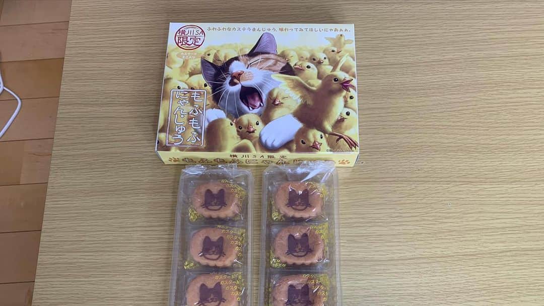 かこさんのインスタグラム写真 - (かこInstagram)「視聴者さんから頂きました😭💓 台湾の視聴者さんから🇹🇼 牛肉麺にドライマンゴー、保湿マスク、チデのティッシュBOX、そして私たちが大大大好きなメイメイとドゥドゥの😭😭カレンダー😭😭視聴者さんの手作り！！可愛すぎるーーーーーー。毎日可愛いメイメイとドゥドゥが見られる🥺2021の数字もメイメイとドゥドゥが！！2021年はカレンダーのおかげで毎日幸せ🐱🐱 たくさんのお土産のお菓子☺️お仕事で行かれた時にお土産をって私達に下さったんやけど、お仕事で大変な中こうして私達の事まで考えて下さっとるなんて😭感謝しかないです😭 皆様本当にありがとうございます🙇🏻🙇🏻 #感謝永遠に #台湾 #メイメイとドゥドゥ #お菓子 #お土産」1月17日 16時08分 - harapeko__kako