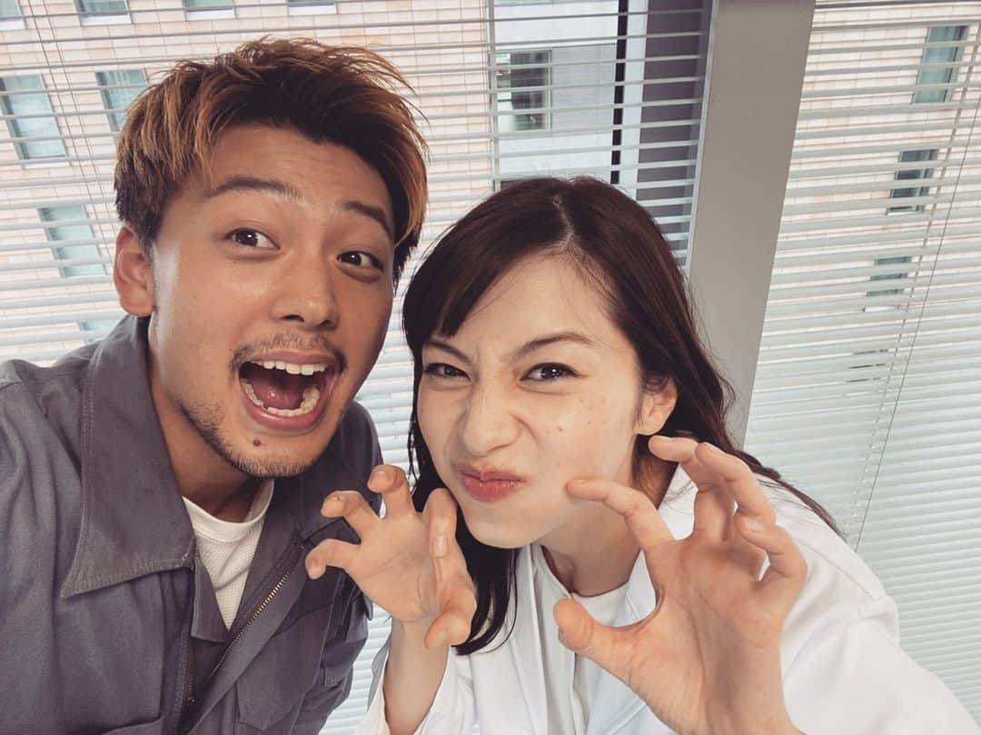 中条あやみさんのインスタグラム写真 - (中条あやみInstagram)「今日は朝からきみセカ電波ジャックとインスタライブにお付き合い頂きありがとうございました🙏🏼  竹内さまは本日も絶好調で超絶元気でしたね👍  そんなムードメーカーでもあり責任感の強い座長や　私も含め、この作品に携わったキャスト　スタッフの皆さんもきっと、どんな受け入れられ方をされるのか内心不安な部分はあるかと思いますが、 お家の中で🏠テレビの前で📺新しい刺激を楽しんで頂けたら嬉しいです！  いよいよ今夜22:30からですよー！  #君と世界が終わる日に   #きみセカ   #⚫️⚪️ って感じ笑」1月17日 16時15分 - nakajo_ayami