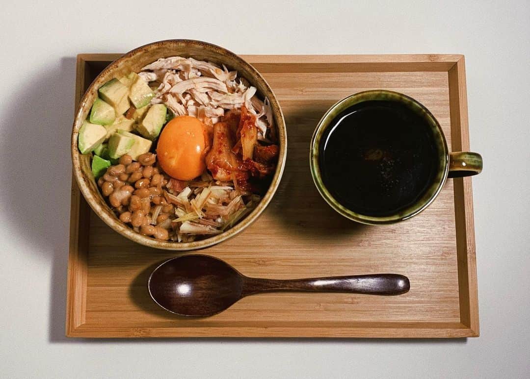 松田リマのインスタグラム：「. 私の日常の食事🥒 最近器集めにハマっています🥦  めちゃくちゃ簡単な健康最高ぶち込み丼です🤡 食材は鳥のささみ、アボカド、納豆、刻んだみょうが、キムチ、卵黄🏠 (白米等の炭水化物は入っていません🌾) そこに麺つゆ、酢、おろしにんにく、ごま油、ラー油、メープルシロップを適当な量まぜたタレをドバーとかけて完成です🍚  美味しくて、ヘルシーで、タンパク質たくさんとれて最高だよ🙆🏻‍♀️ 食事投稿楽しい〜👦🏻！」