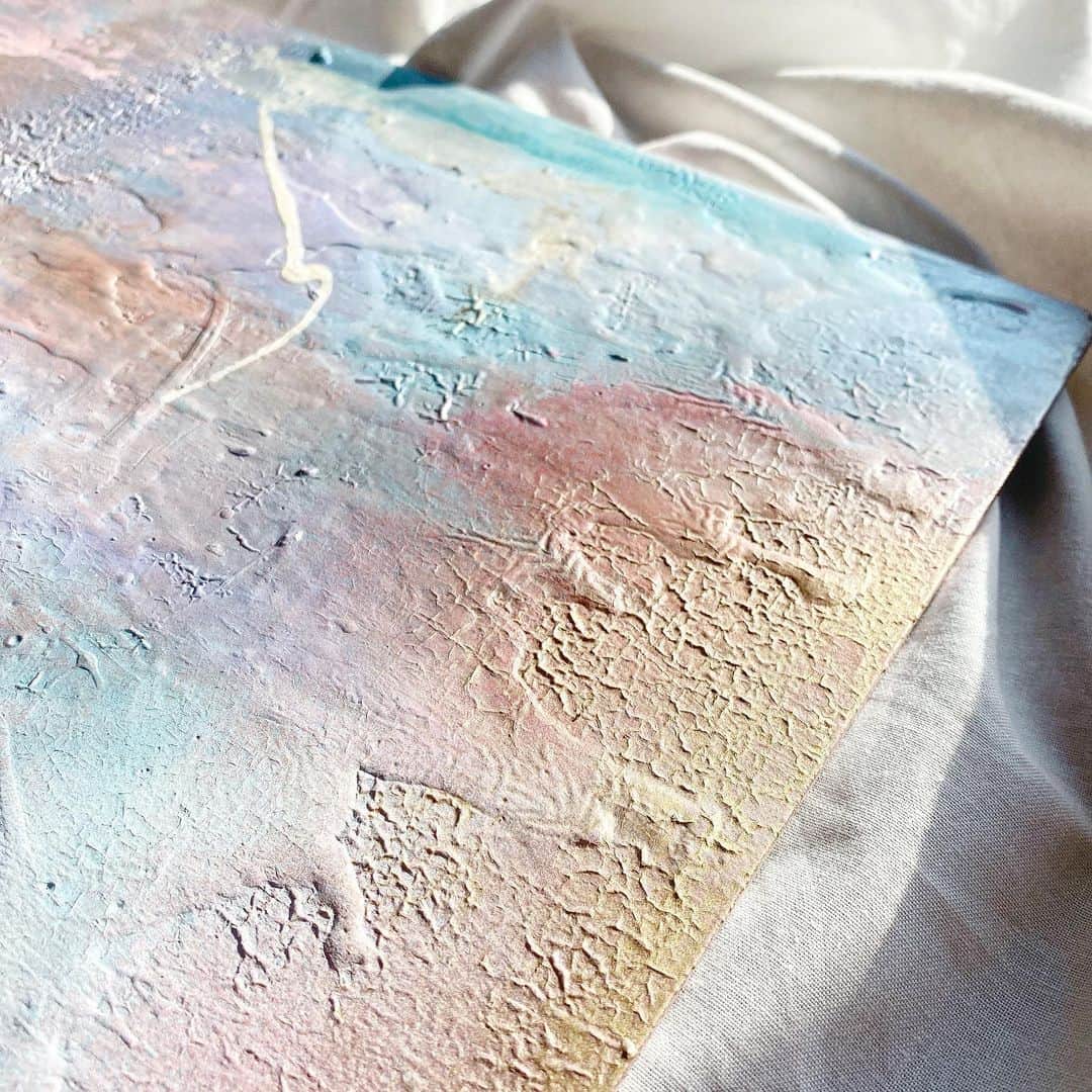 のインスタグラム：「オーダー作品🎨  白い虹を描いたよ🌈🤍  今はぼんやりでも、いつか好きな色をたーくさん集めて飛んでゆくんだっ🕊  #アート#marbling#マーブリング#インテリアアート#インテリア #japantrip#海#beach#ビーチ#旅行#田舎暮らし #南国暮らし#japantravelphoto#pébéo #pebeoart  #pebeoartist #maaa_art」