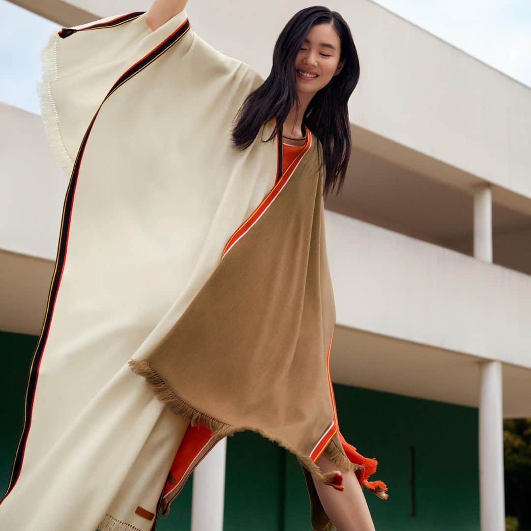 のインスタグラム：「Count the shawls.   #ThreeForLuck #MoreTheMerrier #CashmereSilk #Shawls  #Hermes #HermesSilk」