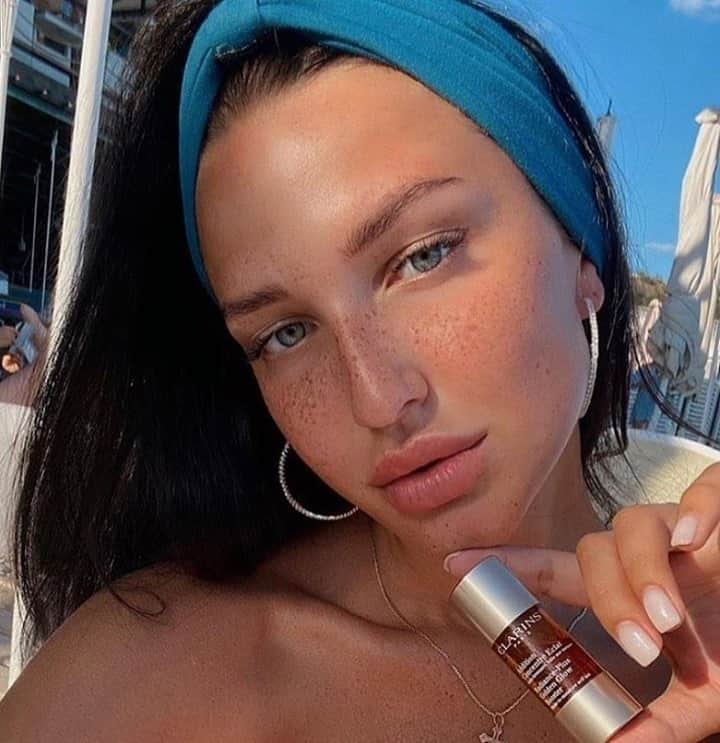 ClarinsUKさんのインスタグラム写真 - (ClarinsUKInstagram)「Bring a little warmth to dark winter days ☀️  Our Radiance-Plus Golden Glow Booster for the face is formulated perfectly for a natural and buildable glow! Simply mix with any Clarins face care product to add an extra self-tanning benefit ✨⁣  [📷 @d.mozolevskaya]」1月18日 2時01分 - clarinsuk