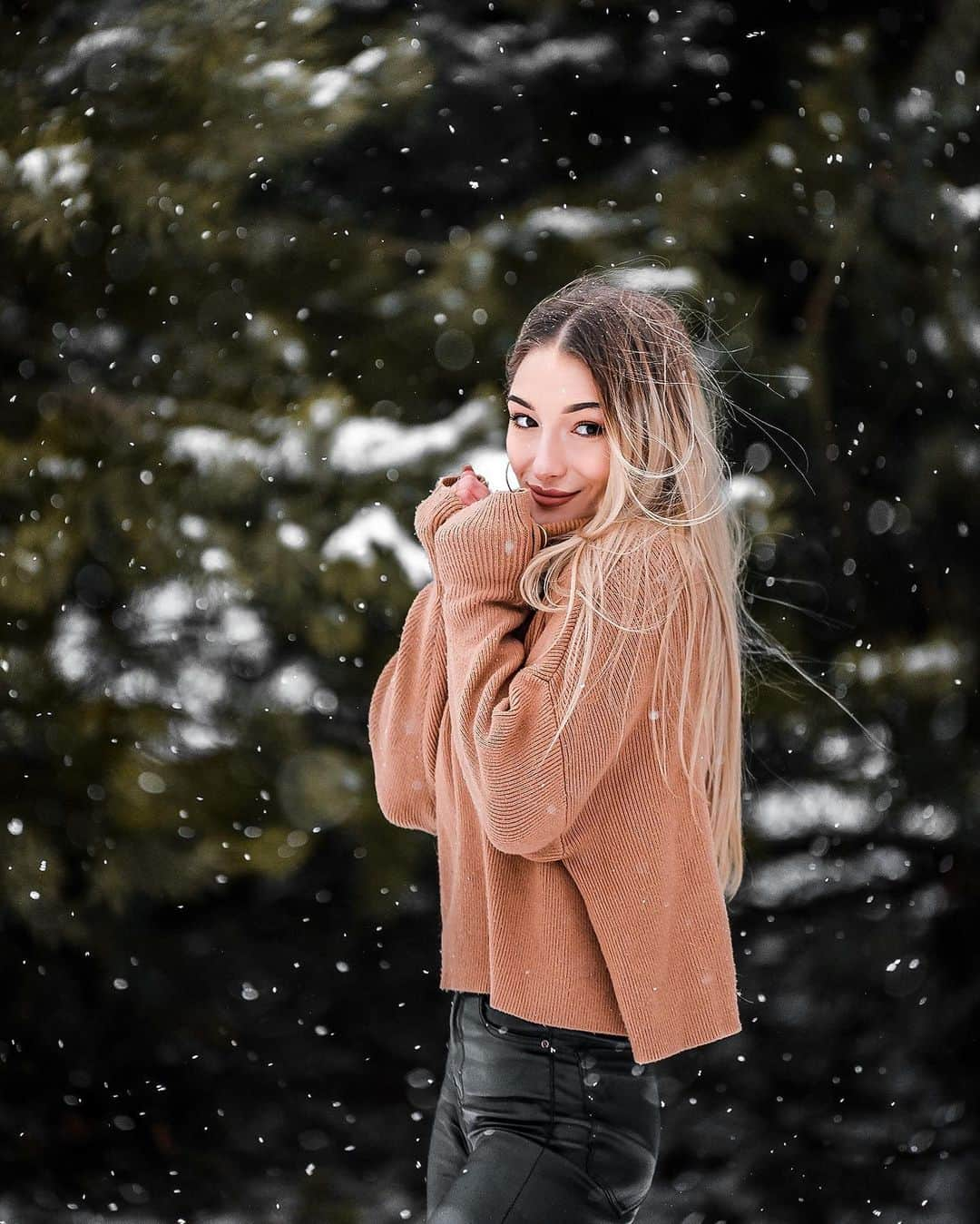 アガタ・クリゲルのインスタグラム：「17/365 ❄️ Chciałabym Wam przedstawić super fotografa, jakim jest @s_kwiatkowska_photography ❣️ Wiele zdjęć u mnie na profilu, to właśnie dzieło Sandry 💪🏼 Dziewczyna ma ogromny talent, a przede wszystkim kocha to, co robi 🔥 Ma jeszcze kilka wolnych terminów, a teraz - gdy w końcu mamy prawdziwą zimę... aż grzech nie skorzystać! 😅  #polishgirl #winter #snow #photoshoot #photography #photooftheday #polskadziewczyna #blonde #girl #ootd」