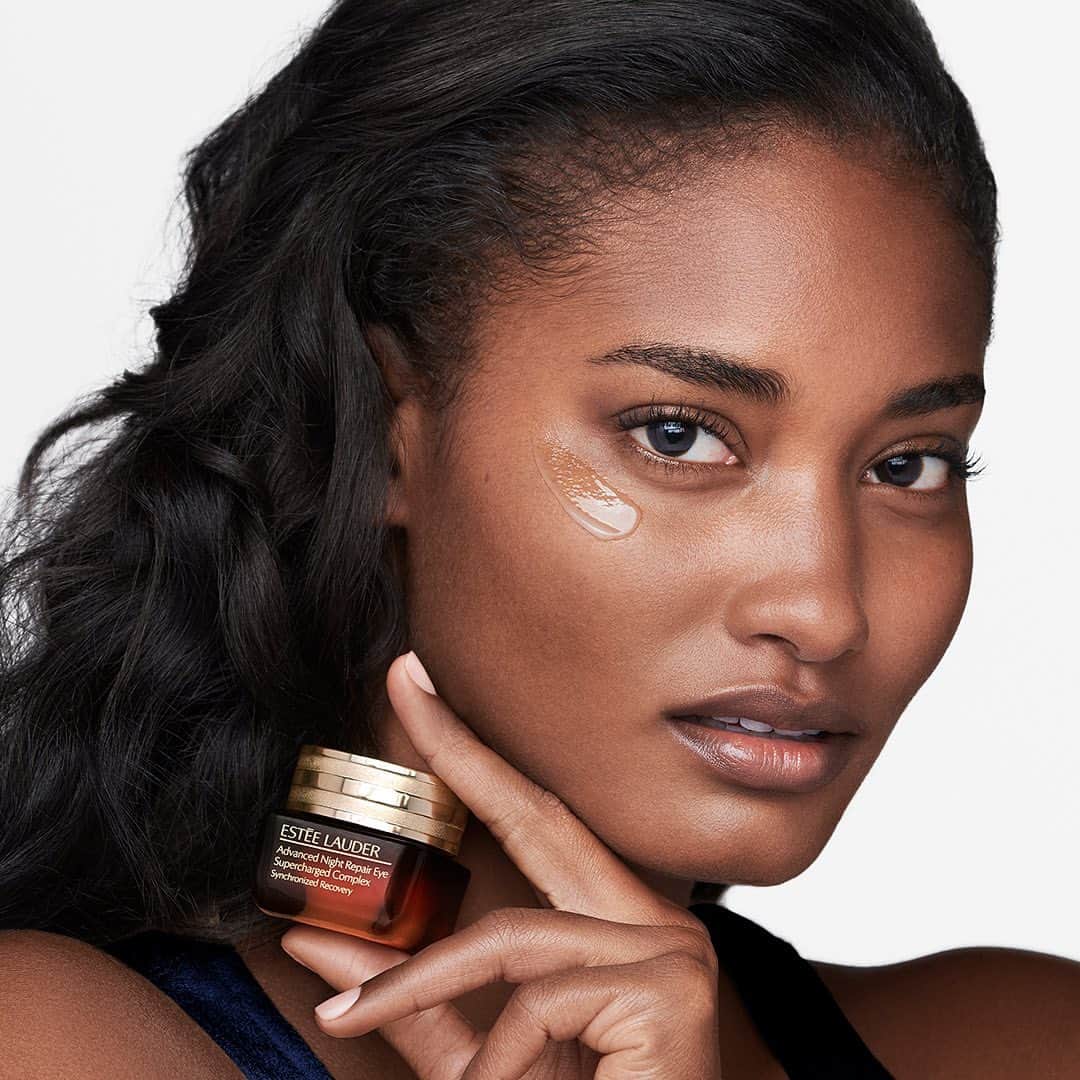 のインスタグラム：「Long week? We've been there, but your eyes don't need to show it. 😉 #AdvancedNightRepair Eye Supercharged Complex gives the eye area a boost. ✨ This eye complex treats visible signs of eye aging, including blue light damage from screen exposure, dark circles, and puffiness. Tap to shop and add it to your #skincareroutine! 💫 #EyeExperts  Second image 📸 credits: @arecipeforpretty」