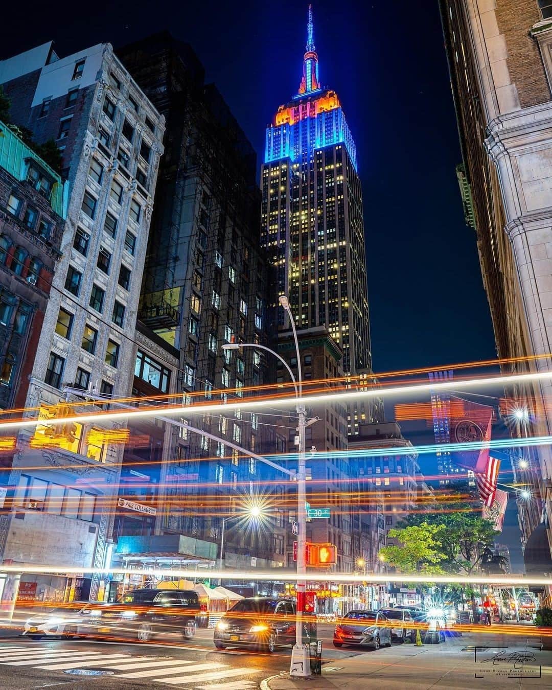 Empire State Buildingのインスタグラム：「All about the orange & blue tonight as we shine for the @ny_islanders home opener against the @nhlbruins on Monday! ⁠ ⠀⠀⠀⠀⠀⠀⠀⠀⠀ ⁠ Tag someone who will be watching the game tomorrow night! #Isles ⠀⠀⠀⠀⠀⠀⠀⠀⠀ ⁠ 📷: @leormichan #EmpireStateBuilding」