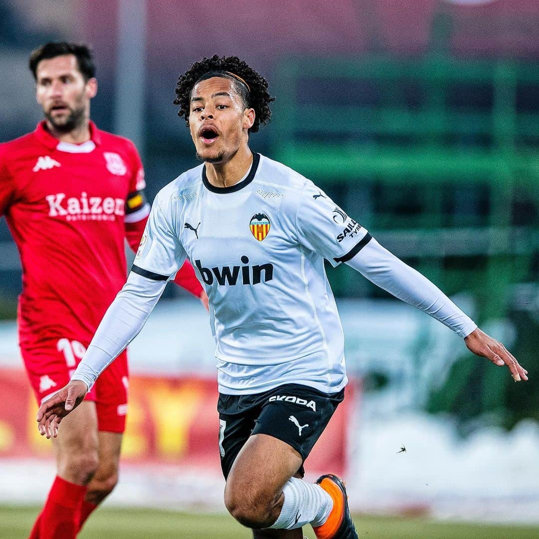 バレンシアCFさんのインスタグラム写真 - (バレンシアCFInstagram)「🇫🇷 First goal with #VCF's first team 🦇😍   Ambición, trabajo y mucha clase @academiavalenciacf 🎩  #VCFAcademy 🦇 #AMUNTValencia  #AlcorcónVCF #MatchdayVCF #CopaDelRey #goal」1月18日 2時25分 - valenciacf