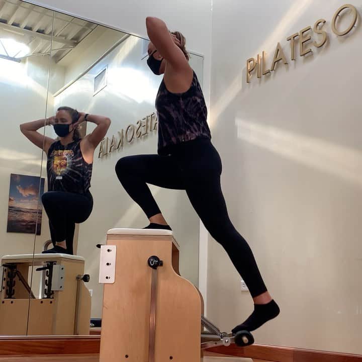 カリッサ・ムーアのインスタグラム：「A little look at Chelsea guiding me through an exercise during one of our Pilates sessions. @pilatesokala has really helped me to pinpoint and improve some of my foundational imbalances and strengthen my overall movement so that I can keep doing what I love😊💛 Hope you all have a beautiful Sunday xx」