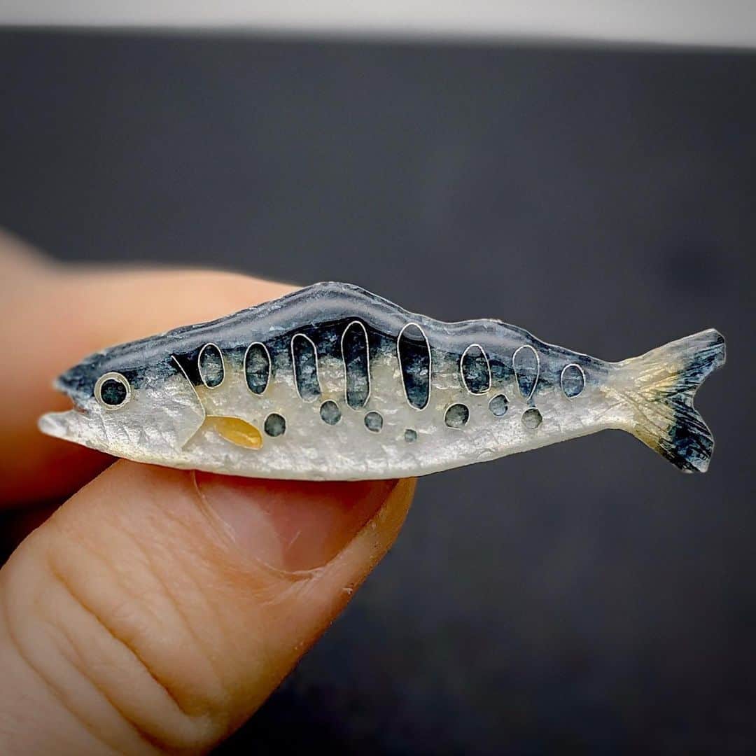 田村有紀さんのインスタグラム写真 - (田村有紀Instagram)「山女魚ヤマメやまめ🐟 ブローチです . 純銀の素地に純銀線で絵柄を描いています。オンラインショップに掲載しました😌✨ . タップして飛べます。もしくはインスタのトップページリンクからご覧ください😌✨ . #ヤマメ  #山女魚 #釣り #魚 #🐟 #釣り好き #川魚 #魚 #魚好き #釣り人 #川」1月18日 2時26分 - tamurayuuki_
