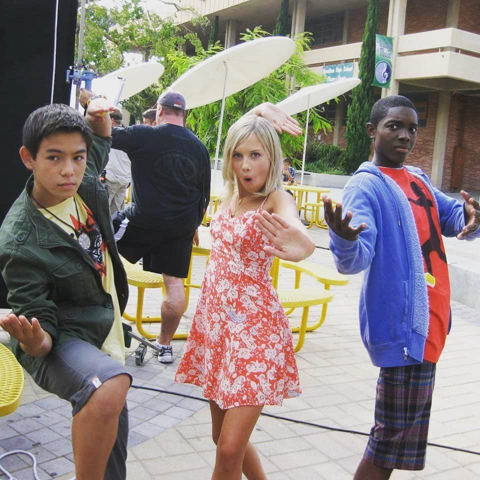 グレイシー・ドジーニーのインスタグラム：「Today marks 10 YEARS since Supah Ninjas premiered 🥷 Oh My! How time flies! Working on this series was such a new experience for all 3 of us and I don’t think we realized how special this set was. What a family it created. Forever grateful for this one-of-a-kind job and the lifelong friendships that came out of it.」