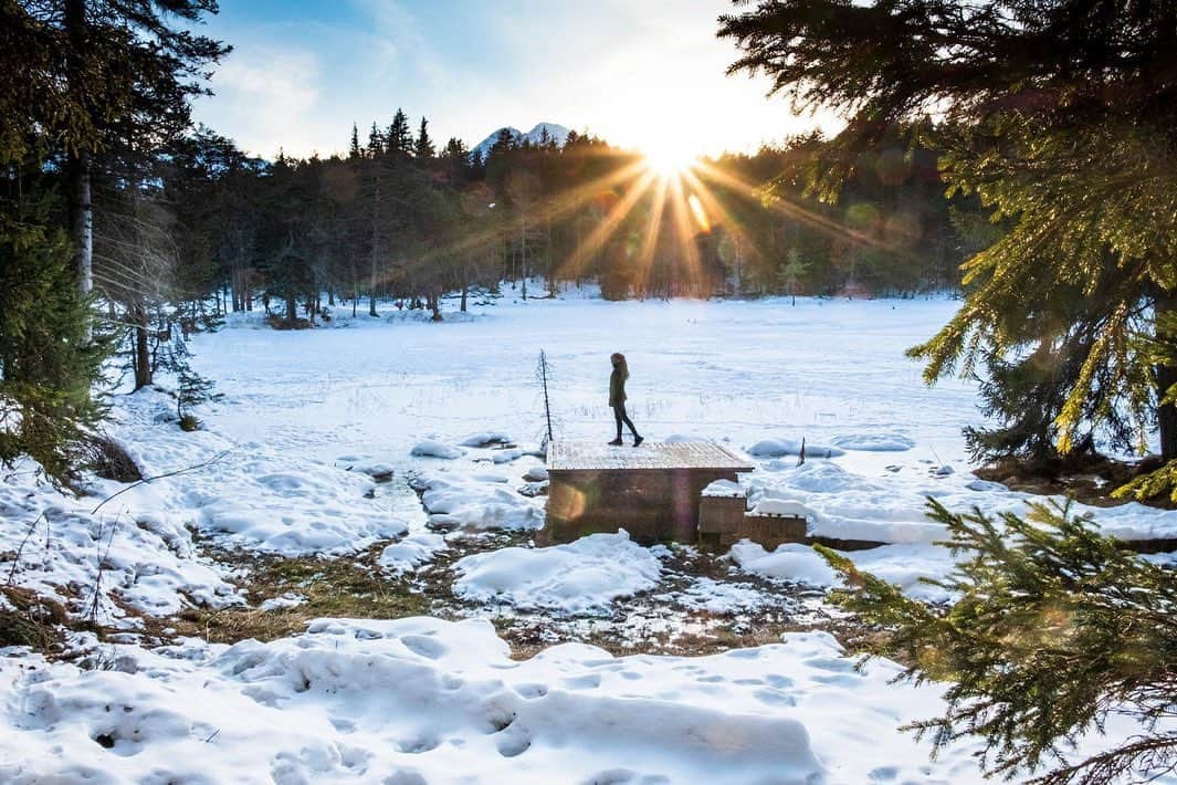 ユリア・フィシェルのインスタグラム：「☀️❄️ extended lockdown will probably mean more of this ⬆️ on rest days. Good thing it's pretty beautiful here ☺️ my training continues nevertheless and I really hope the situation will allow a few more competitions this year. 🤞Hope you all still have some patience left. Better times will come. 💉🔜  Pictures by @katsart_photography 🥰」