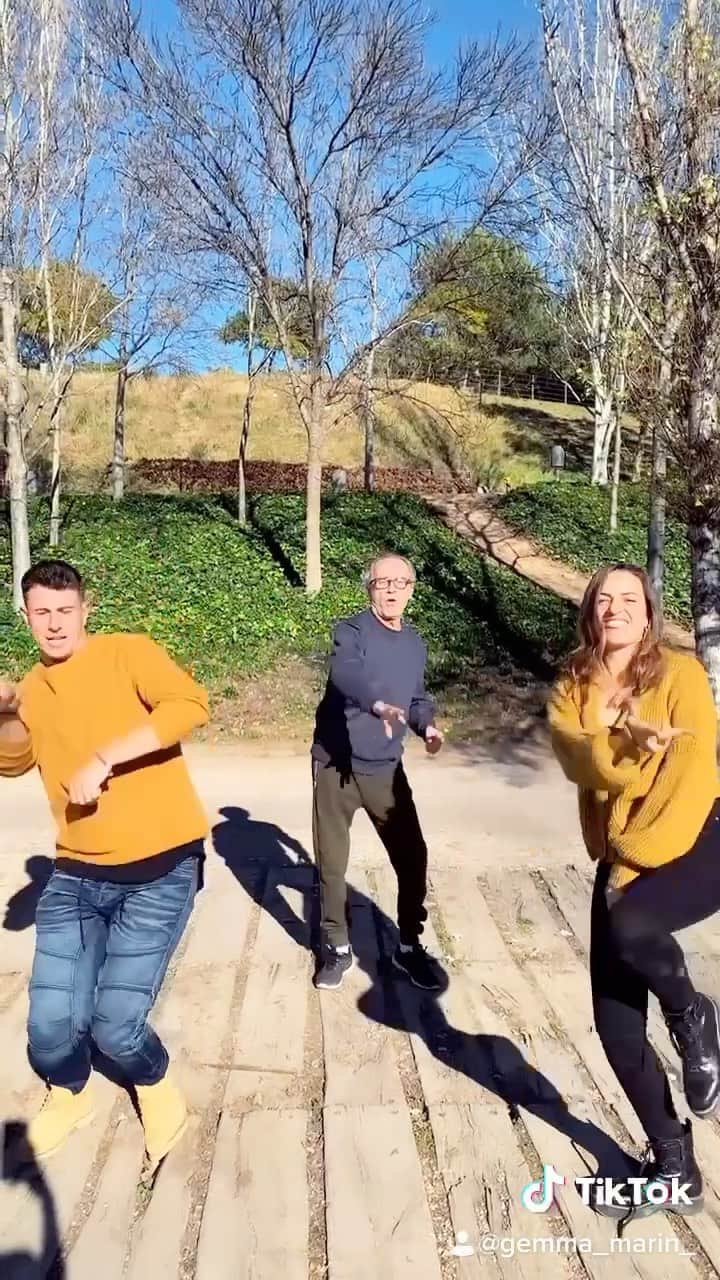 ジェマ・マリンのインスタグラム：「When my dad tells me He wants to join us for a tiktok 😳 I thought He was kidding but... There He goes😎 What a champ  Cuando mi padre me dice que quiere hacer un Tiktok 😳 Yo creía que estaba de broma pero... Ahí lo tenéis😎 Que crack   @selucofernandez_zj  @papa☺️ #happylife #vivelavida #enjoy #disfruta #behappy #sefeliz」