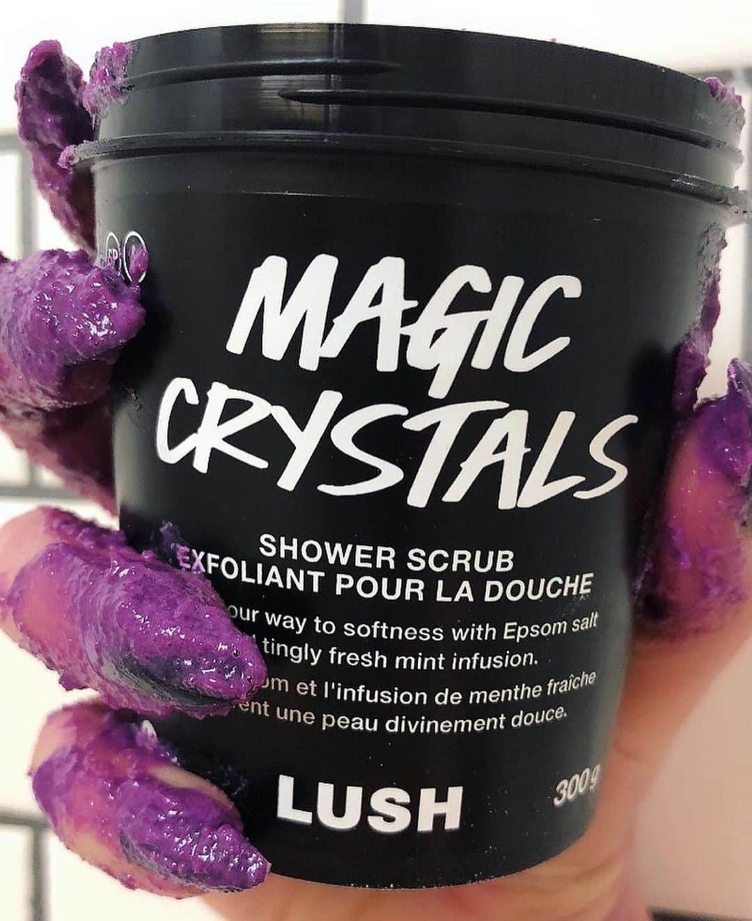 LUSH Cosmeticsさんのインスタグラム写真 - (LUSH CosmeticsInstagram)「Want to know what makes a tough workout even tougher? Not taking care of yourself afterward.   Enter: Magic Crystals. A bewitching combination of peppermint, spearmint, rosemary, sage and Epsom salt that will help to ease those tired muscles.   Minty magic courtesy of @moon.v.iron @unbeautyguru1 @lushieayy 🌙✨  #newyear #workout #bath #selfcare #bathtime #workoutrecovery #wellness」1月18日 2時46分 - lushcosmetics
