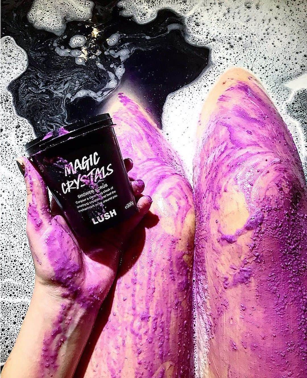 LUSH Cosmeticsのインスタグラム：「Want to know what makes a tough workout even tougher? Not taking care of yourself afterward.   Enter: Magic Crystals. A bewitching combination of peppermint, spearmint, rosemary, sage and Epsom salt that will help to ease those tired muscles.   Minty magic courtesy of @moon.v.iron @unbeautyguru1 @lushieayy 🌙✨  #newyear #workout #bath #selfcare #bathtime #workoutrecovery #wellness」