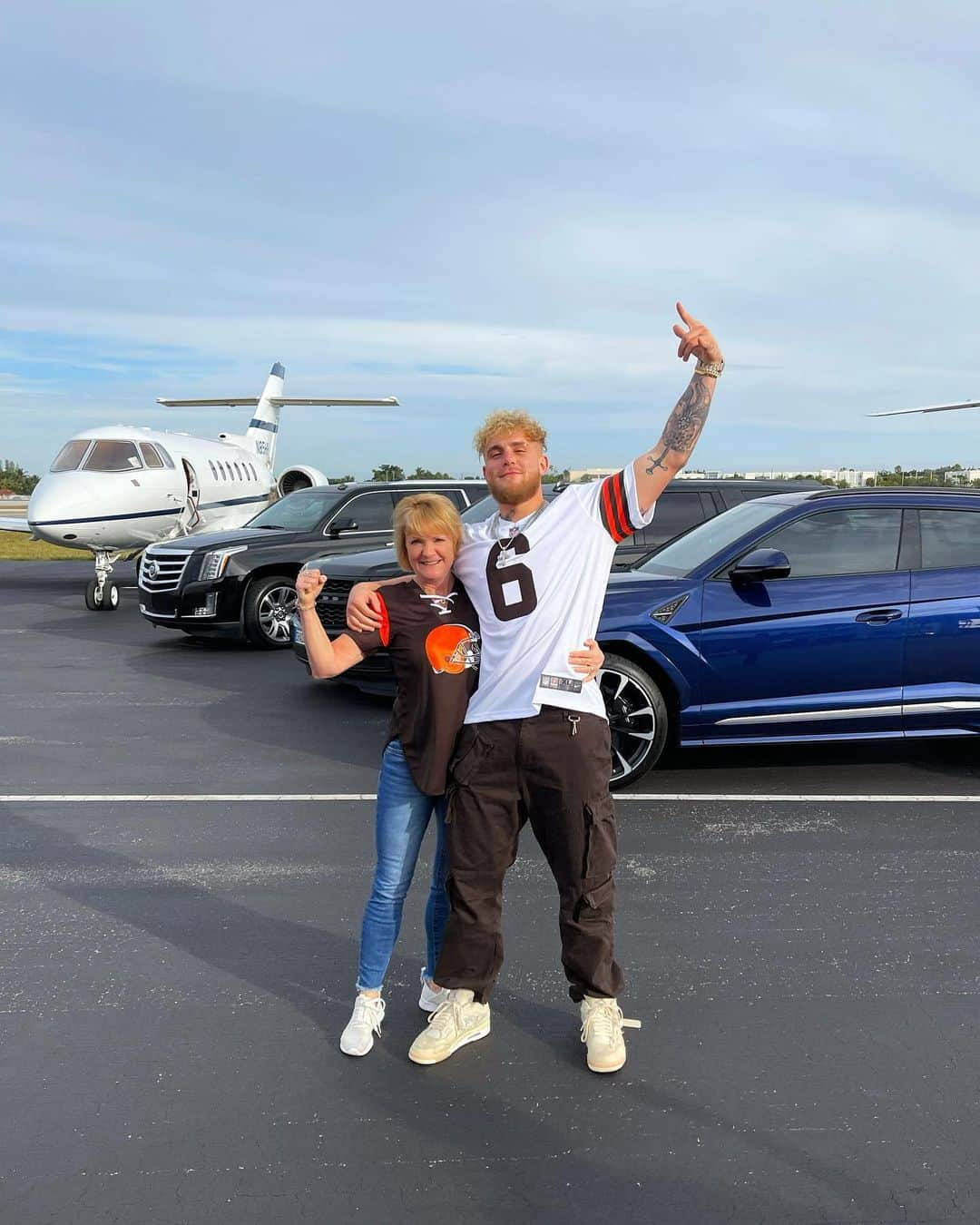 ジェイク・ポールさんのインスタグラム写真 - (ジェイク・ポールInstagram)「Exactly 24 years ago she birthed me and today I surprised her w a jet to the Browns playoff game. Growing up in Cleveland the Browns were always the underdogs and never made the playoffs so this is a huge day for us and every Browns fan. More life. More blessings. More knockouts. 2021 you’re mine.」1月18日 2時49分 - jakepaul