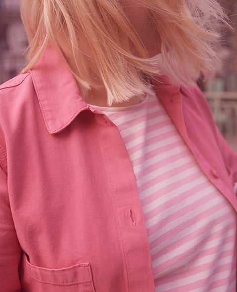 デプチオーのインスタグラム：「🌸 ROSIE 🌸⁠ ⁠ Ses rayures iconiques se teintent de rose 🥰⁠ On aime superposer notre marinière avec la surchemise Lina en jean couleur « Azalée » ⁠ ⁠ #despetitshauts #despetitshautsaddict #despetitsmoments #rosie #lavieenplusjoliedepuis20ans #lavieenplusjolie」