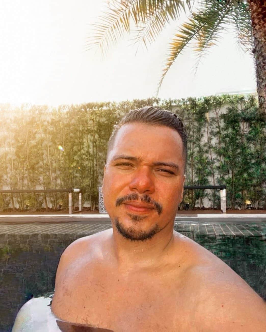 Sorriso Marotoのインスタグラム：「Curtindo o domingão por aí? ✌🏽☀️ Pra ficar melhor, separei minhas músicas preferidas do momento e criei a playlist VERÃO Por Sorriso Maroto lá na @deezerbr. É só acessar o link nos stories e curtir sem moderação!」