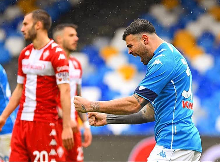 のインスタグラム：「Grande vittoria 💙 Dare tutto per questa maglia e questo gruppo è un onore.  Ora concentrati sulla sfida di mercoledì! #bulldozer」