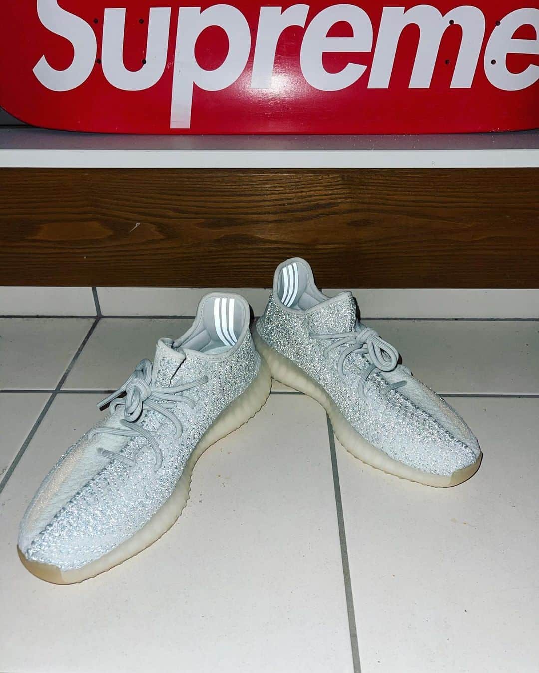 峰竜太のインスタグラム：「イージーのリフレクティブが欲しくて買った。 YEEZY BOOST 350V2 CLOUDWHITE REFLECTIVE 夜道で光るとカッコイイでしょ！ ただそれだけ！笑 #yeezyboost500  #cloudwhitereflective  #暗いところで光に反射 #かっこいいよね #帰り道で気付かれるやつ #さりげなさすぎて伝わらないよね #気づいてもらえば #なお輝きを増すでしょう #知らんけどな」